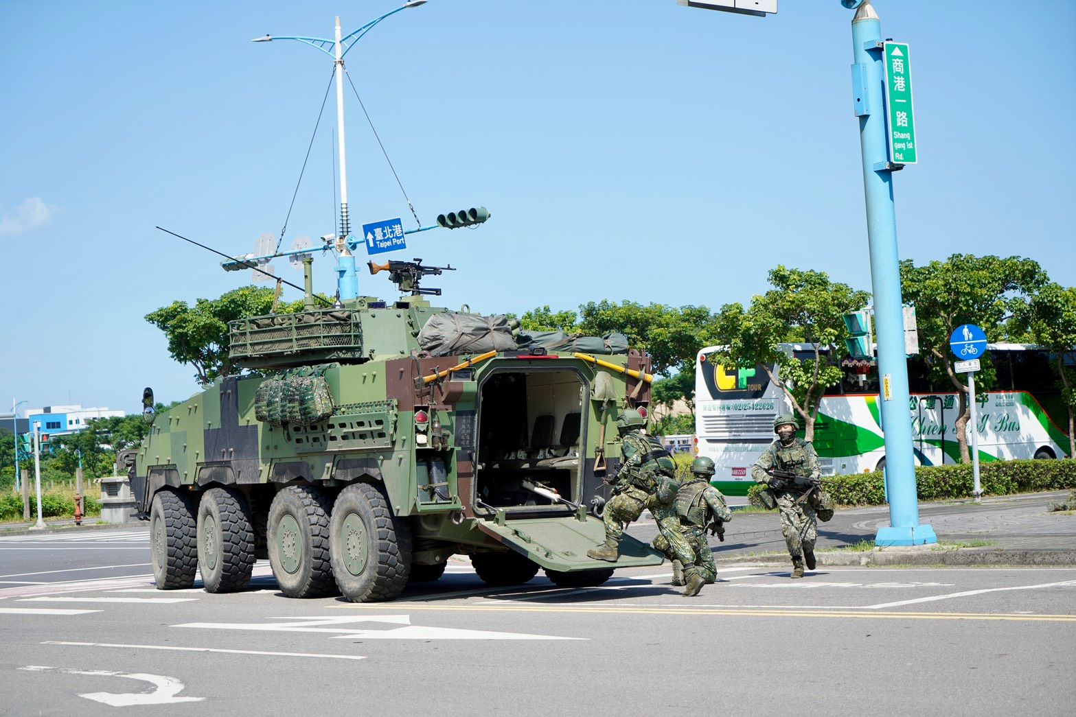 20250715-漢光41號演習，陸軍於八里進行縱深防禦演練，出動雲豹30公厘機砲甲車、拖式2B反裝甲飛彈車。（張曜麟攝）