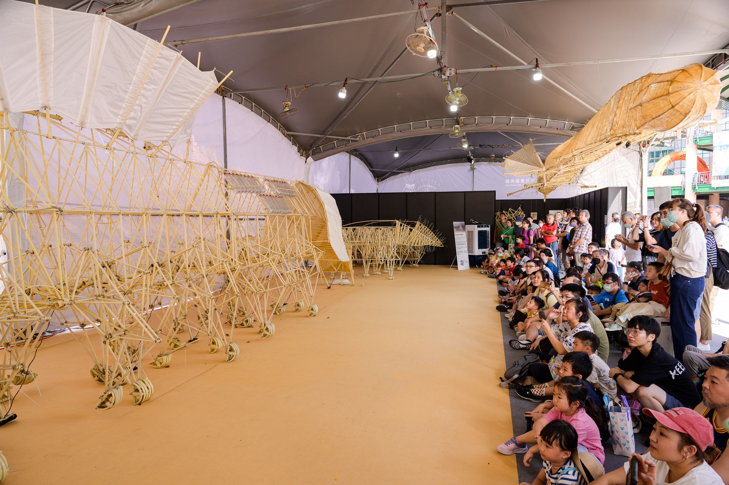 來自荷蘭的藝術家Theo Jansen以塑膠、木頭與尼龍布創作的「仿生獸」。(圖/新北市文化局)