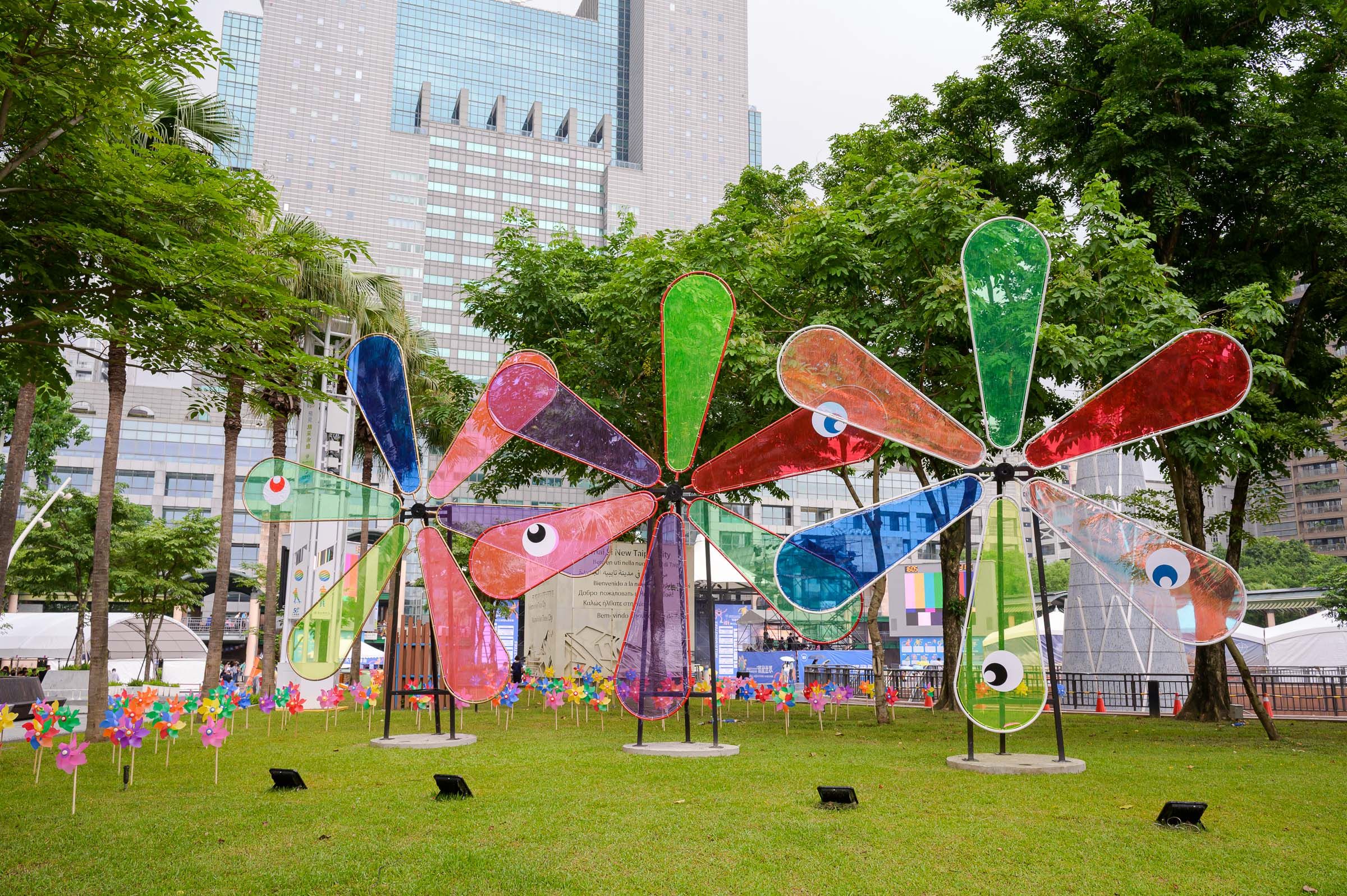 藝術家鄭元東創作出充滿穿透感與童趣的大型風車裝置。(圖/新北市文化局)