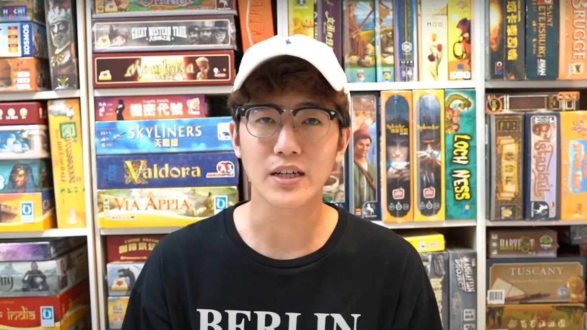 百萬影評部落客余尚泓2020年在自己開的桌遊店內性侵聘僱的甜點師，被法院一審依強制性交罪判刑3年10月，他不服判決上訴，與被害人協議調解後，二審改判2年徒刑，緩刑5年。（圖／翻攝自YouTube／多多看電影）