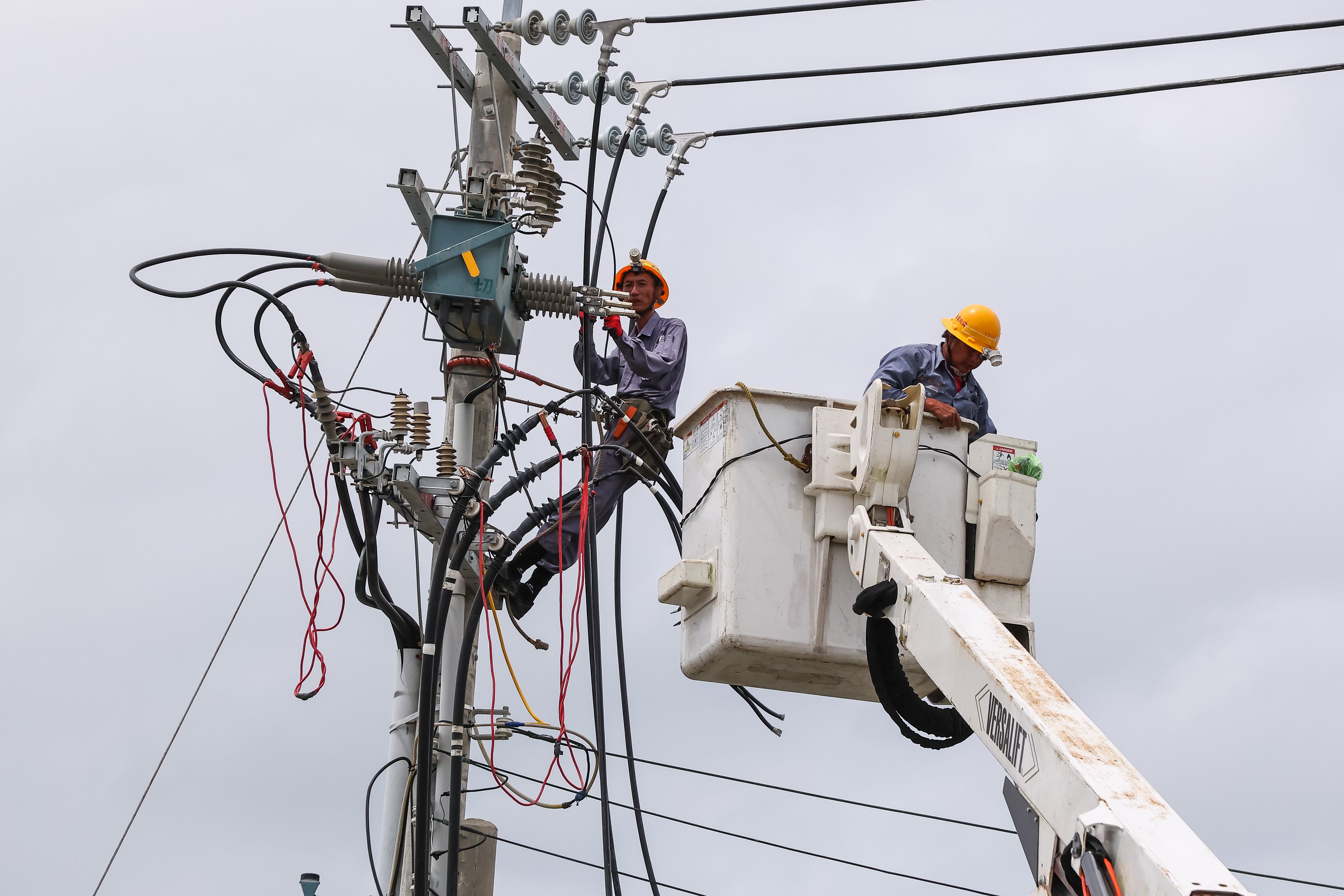台風で被害を受けた電力設備を緊急修理する台湾電力の作業員。（顔麟宇氏撮影）