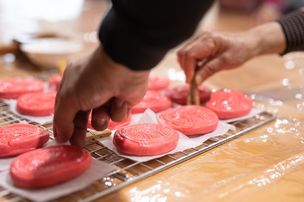 桃園市龍潭區三水社區發展協會「米食解說體驗」跟著在地媽媽的巧手，親手製作道地米食，了解客家米食文化的智慧與情感。（圖／勞動力發展署桃竹苗分署提供）