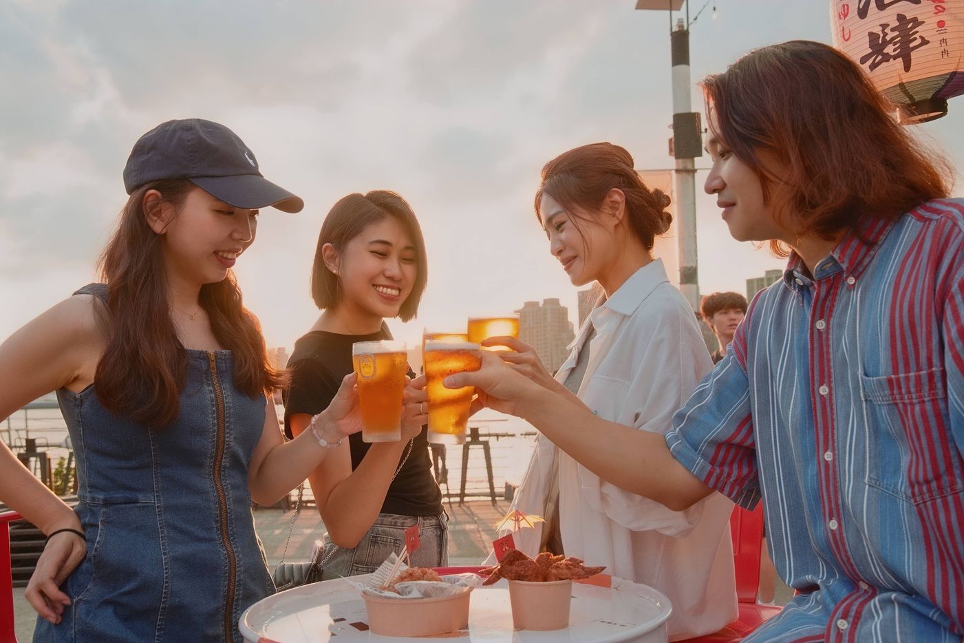 三五好友一起漫遊大稻埕，留下夏日美好回憶。（圖／臺北市政府觀傳局提供）