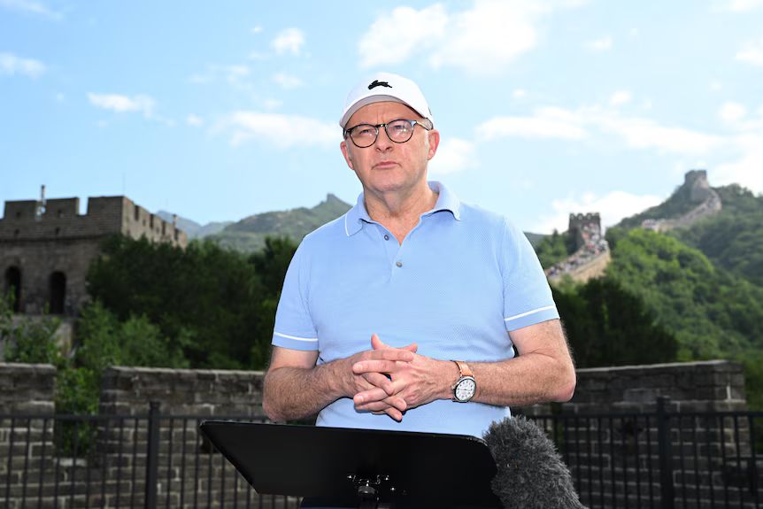 澳洲總理艾班尼斯今天在中國的萬里長城上舉行了記者會。（AAP: Lukas Coch）