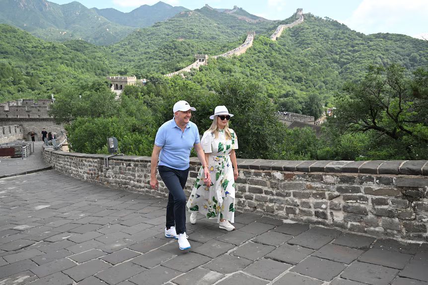 澳洲總理艾班尼斯週三與未婚妻海頓（Jodie Haydon）一起爬了萬里長城。 (AAP: Lukas Coch)
