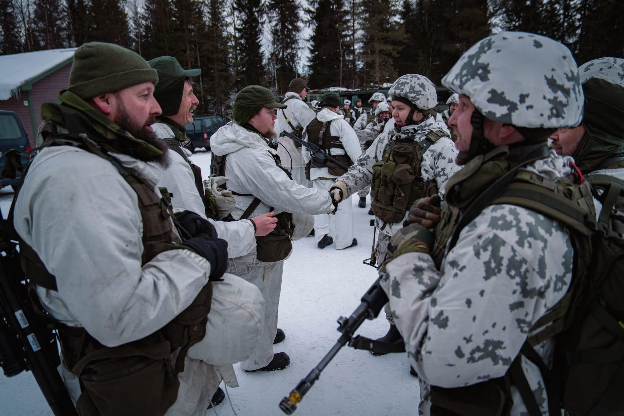 參與聯合演習的瑞典軍人，進行特殊的雪地訓練。（翻攝自瑞典國防部）