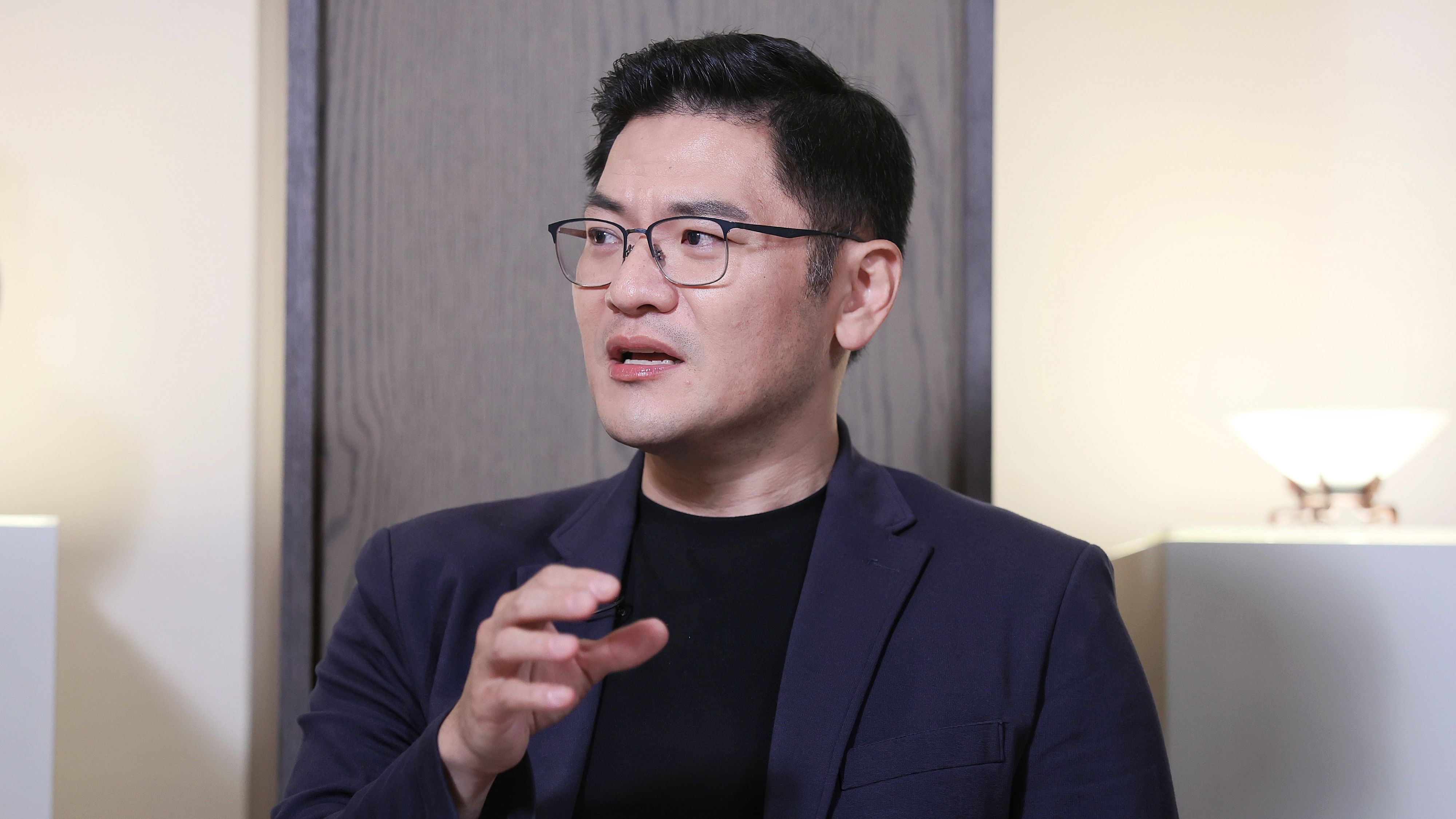 米国テキサス州サムヒューストン州立大学副教授 ウォン・ルイチョン氏（写真）＜下班國際線＞の番組収録に参加。（柯承惠撮影）