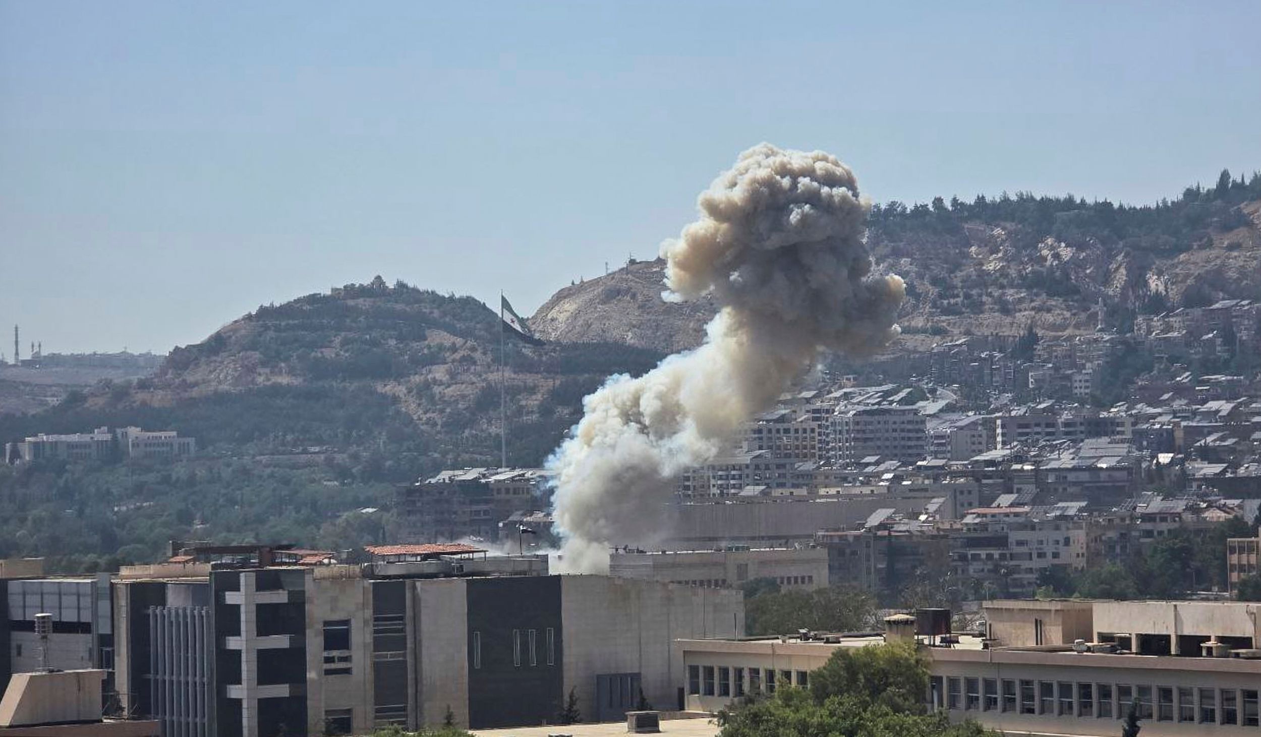 イスラエルの戦闘機がシリアの首都ダマスカスを爆撃。（AP通信）