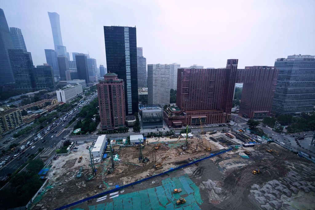 2025年7月11日。挖土機在中國北京的一個建築工地挖土。（AP）
