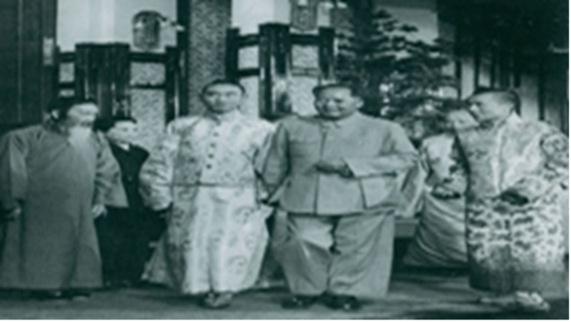 20250717- 1954年9月，毛澤東在北京接見西藏兩大宗教領袖達賴喇嘛·丹增嘉措（右）和班禪額爾德尼·確吉堅讚（左）。（丹增潘多提供，取自《環球網》）