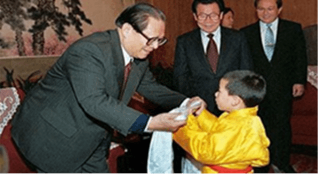 20250717-1996年1月12日，中共中央總書記、國家主席江澤民在中南海接見了第十一世班禪和紥什倫佈寺緻謝團。（丹增潘多提供，取自《中國西藏網》）