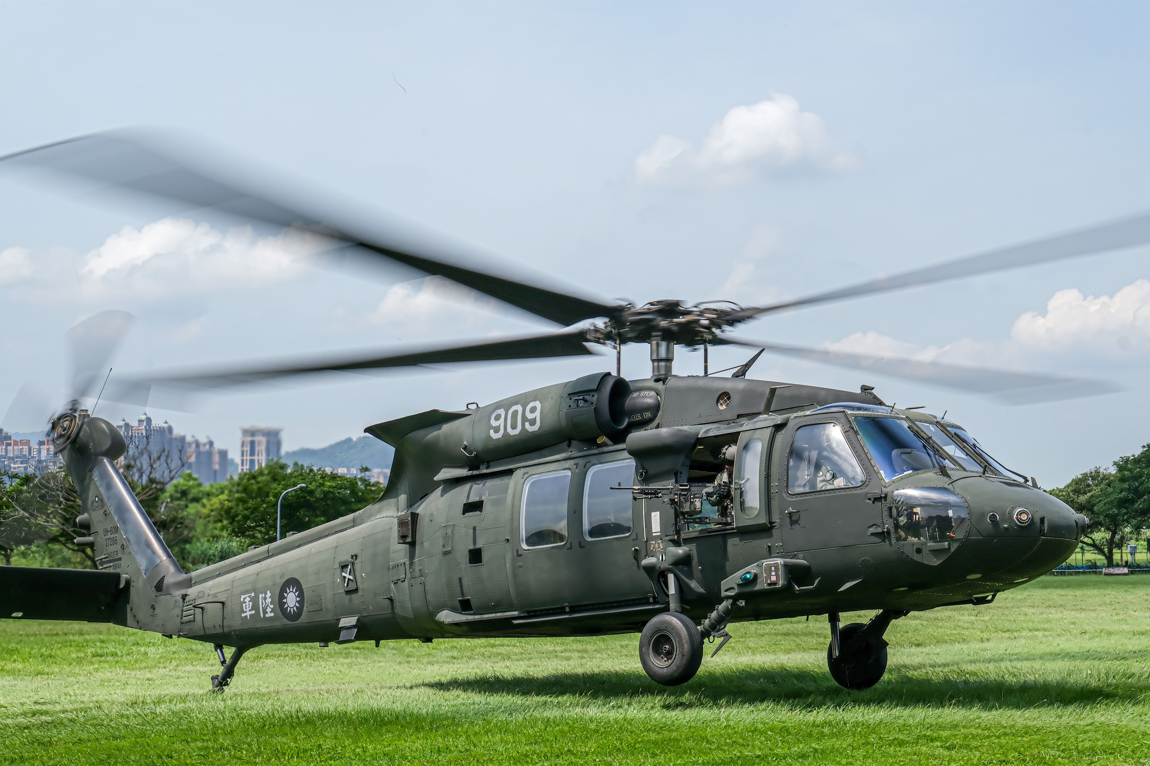 20250717-「漢光41號」演習17日於樹林河濱公園進行阿帕契、黑鷹落地加油掛彈。（劉偉宏攝）