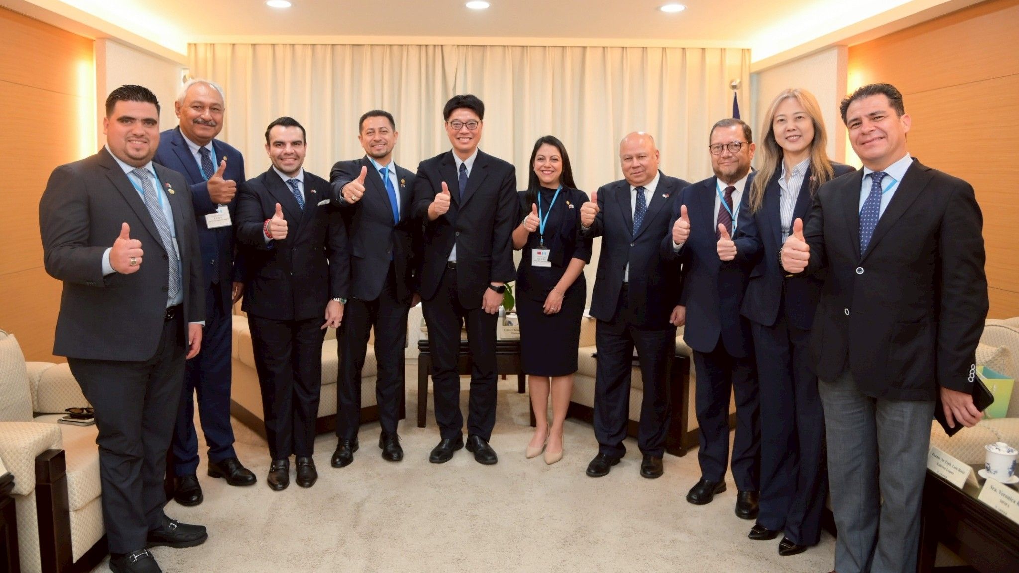 陸委會主委邱垂正與瓜地馬拉跨黨派議員訪團合影。（陸委會提供）