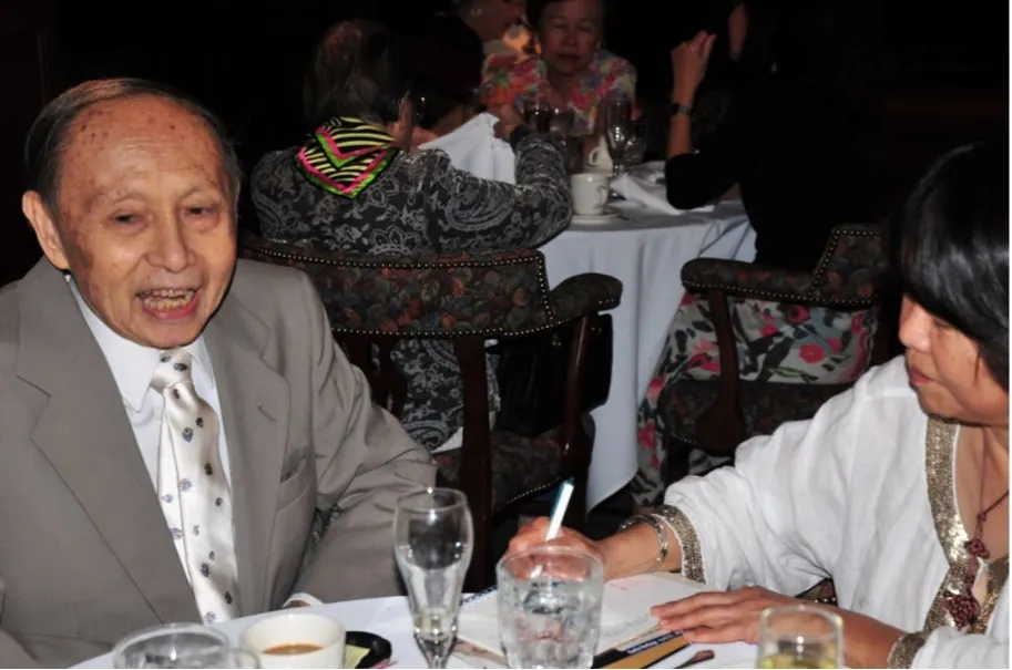 20250717-2008年新高銀行創辦人之一林木土先生的長子林永青與作者王育梅談林木土與作家張我軍的師生關係及林木土到廈門創辦銀行的經過等。（王育梅提供）