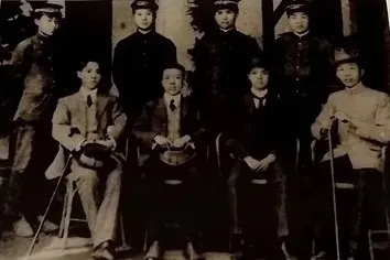 20250717-前排左一林木土、翁俊明旅日明星翁倩玉祖父、杜聰明-台灣首位醫學博士-魏清德，後排右一蔣渭水。（取自網站）