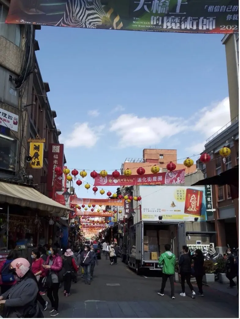 20250717-2021年迪化街一段63號第一銀行附近的商圈(這原是1916年新高銀行舊址所在地)。（王育梅提供）