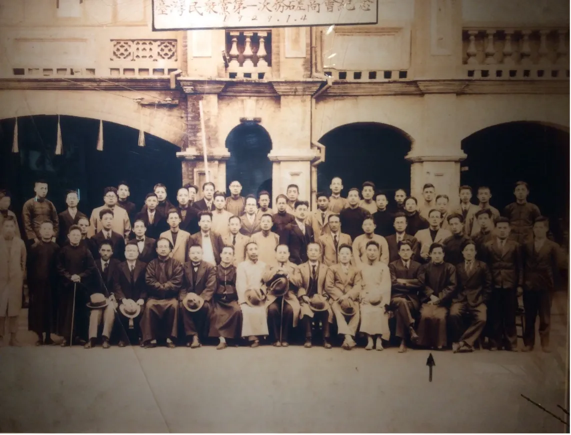 20250717-1929年1月 日4 民眾黨首次事務磋商會議紀念前排右三蔣渭水。（王育梅提供）