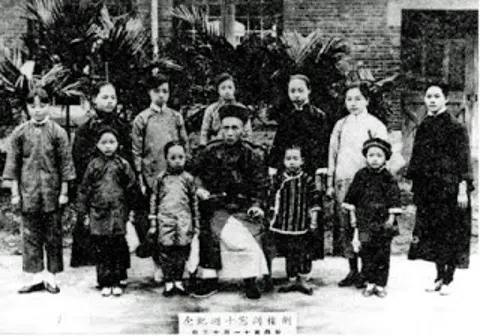 20250717-1921年，年屆65歲的趙一山和「劍樓書塾」女弟子合影，照片下方註記「劍樓書塾創立十周年」。他坐於前排正中位置，神情儒雅。（王育梅提供）