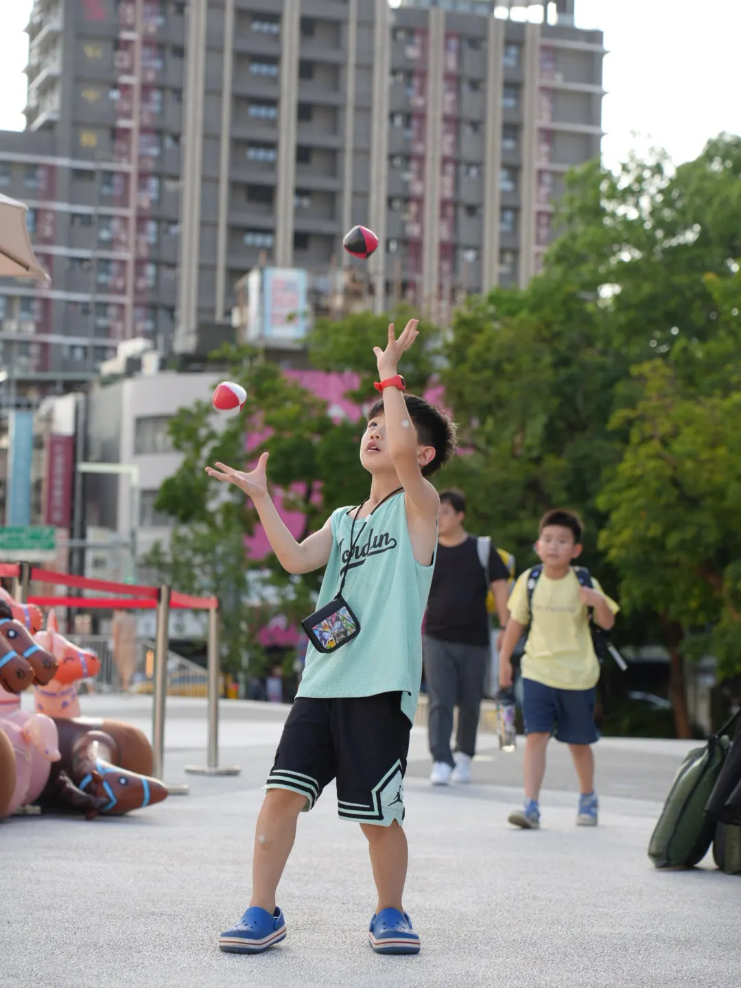 新北市兒童藝術節位於府中廣場的天馬城邦，現場也設有永續市集及馬戲體驗區。(圖/新北市政府文化局)