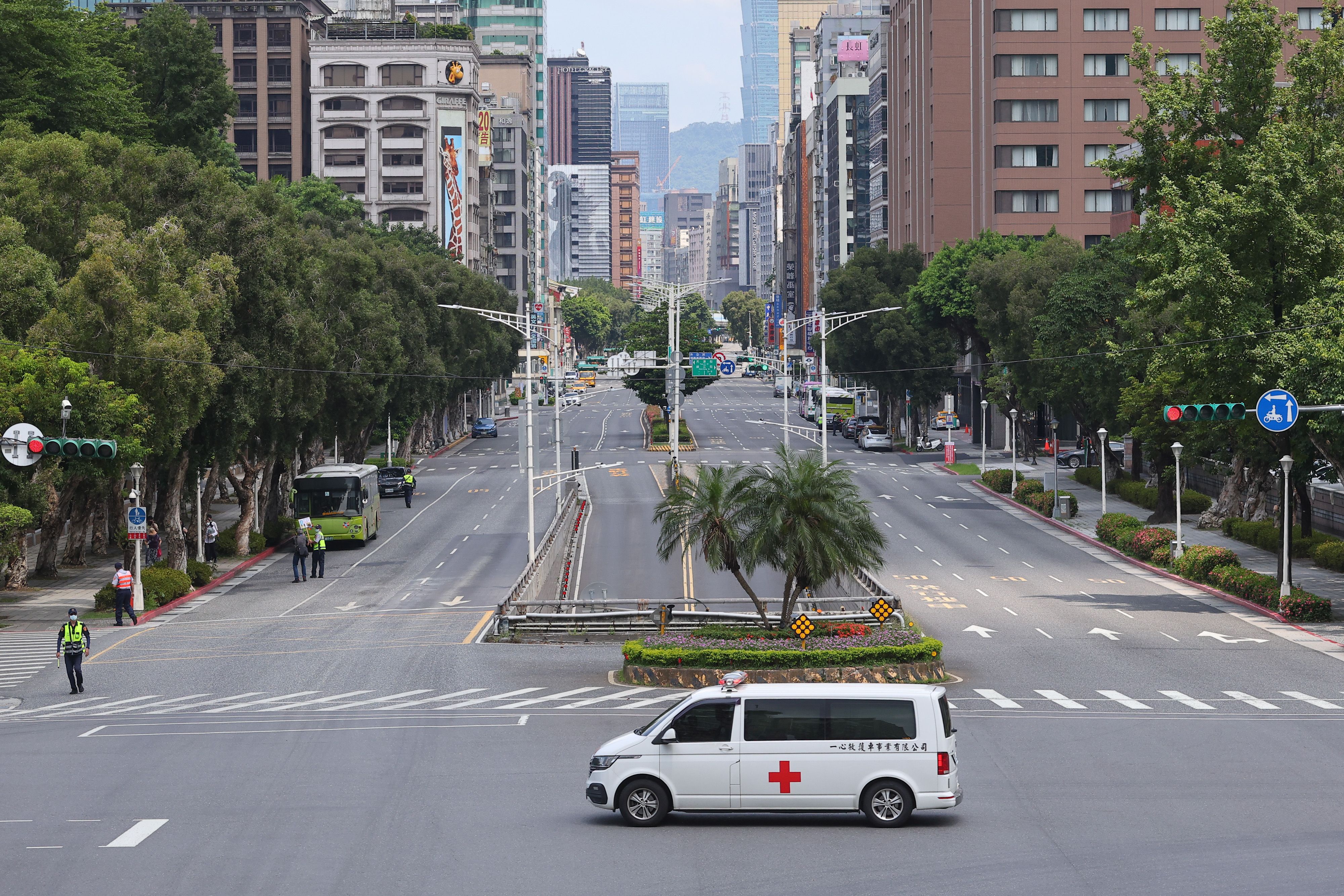 20250717-城鎮韌性演習17日配合警政署萬安演習一同舉行，疏散引導民眾下車避難，並就地掩避。（顏麟宇攝）