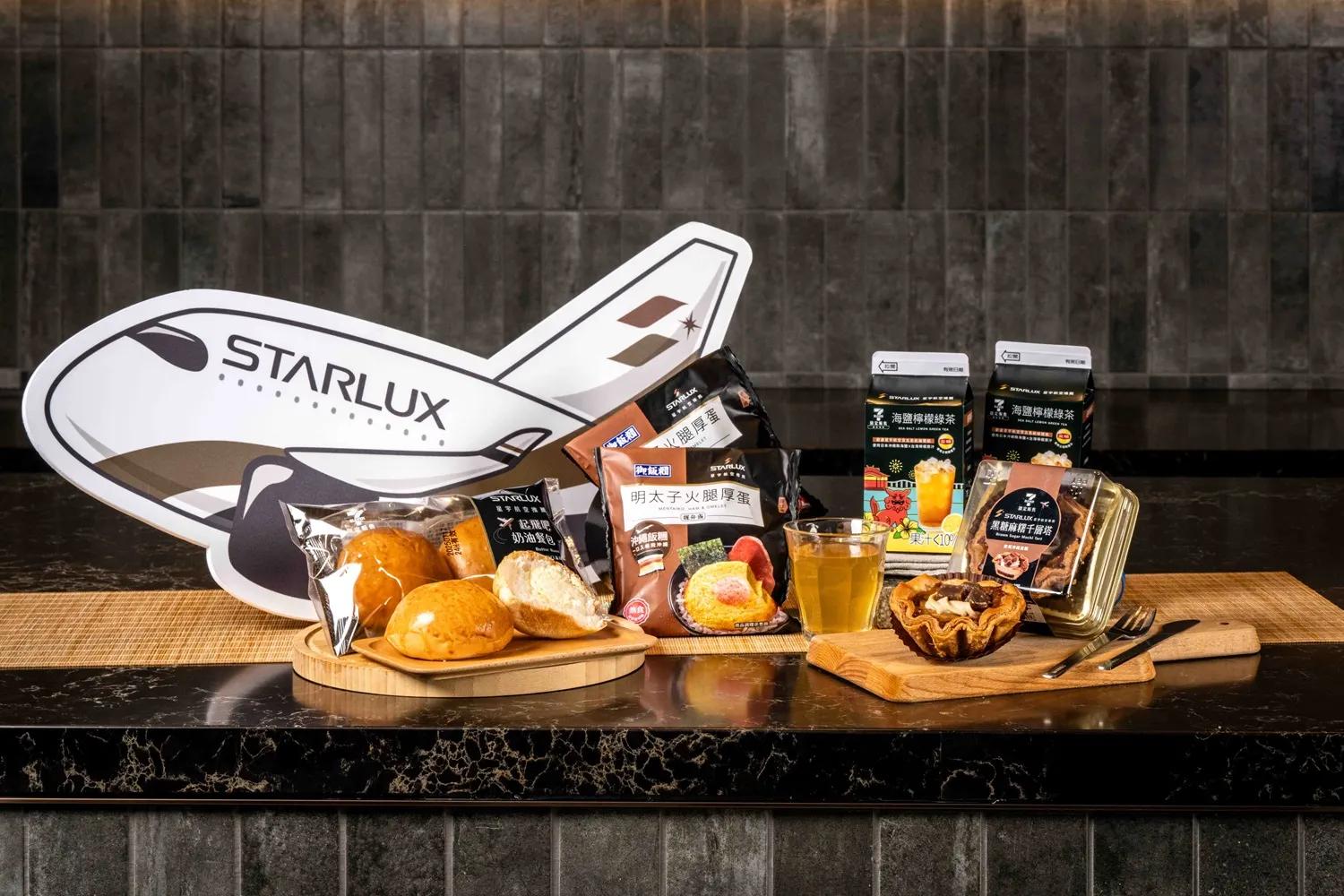 7-ELEVEN自7月23日起攜手星宇航空，以「旅途的美味」做為靈感與星宇航空跨界聯名推出4款全新話題商品。（圖／統一集團提供）