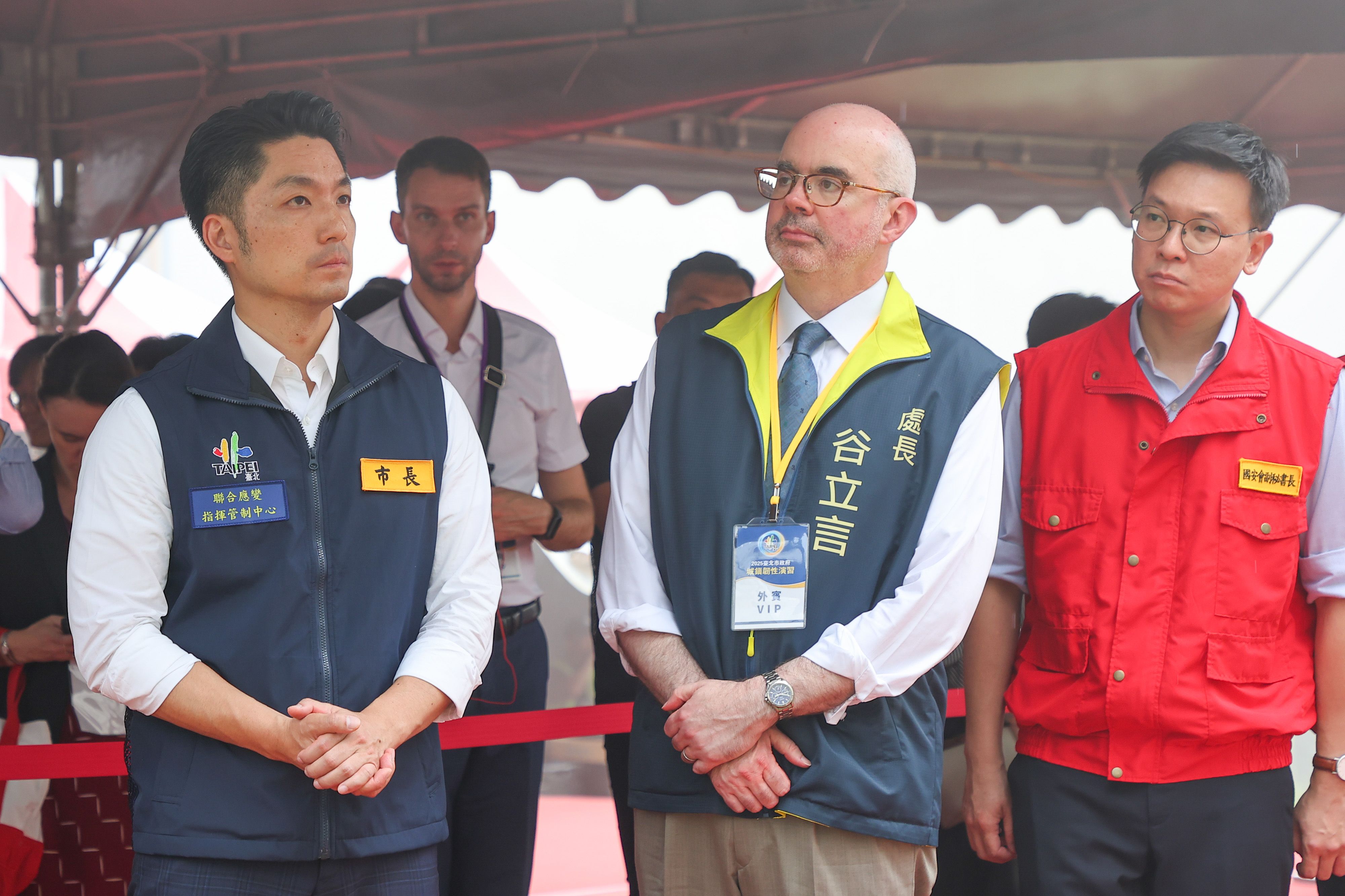 20250717-台北市市長蔣萬安（左）、AIT美國在台協會處長谷立言（中）、總統府副秘書長林飛帆（右）17日出席台北市城鎮韌性演習，模擬戰時中華電信關鍵基礎設施搶救及重大傷患救援演練 。（顏麟宇攝）