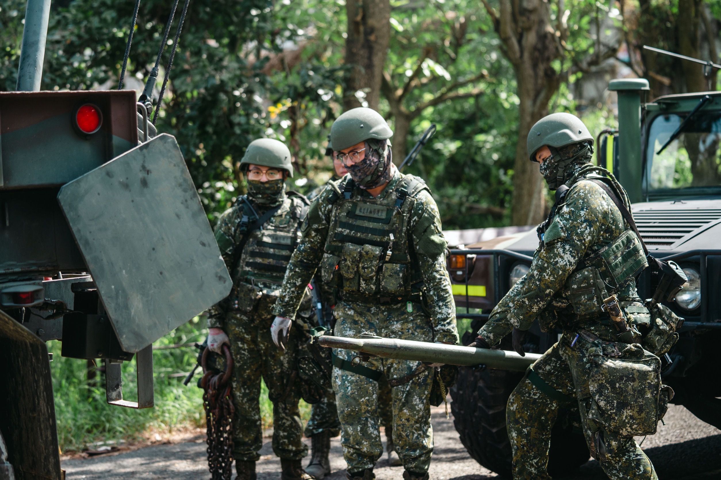 20250717-漢光41號演習今（17）日邁入第9天，進入持久作戰階段，陸軍第四地區支援指揮部今日進行戰場搶修作業。（第四作戰區提供）