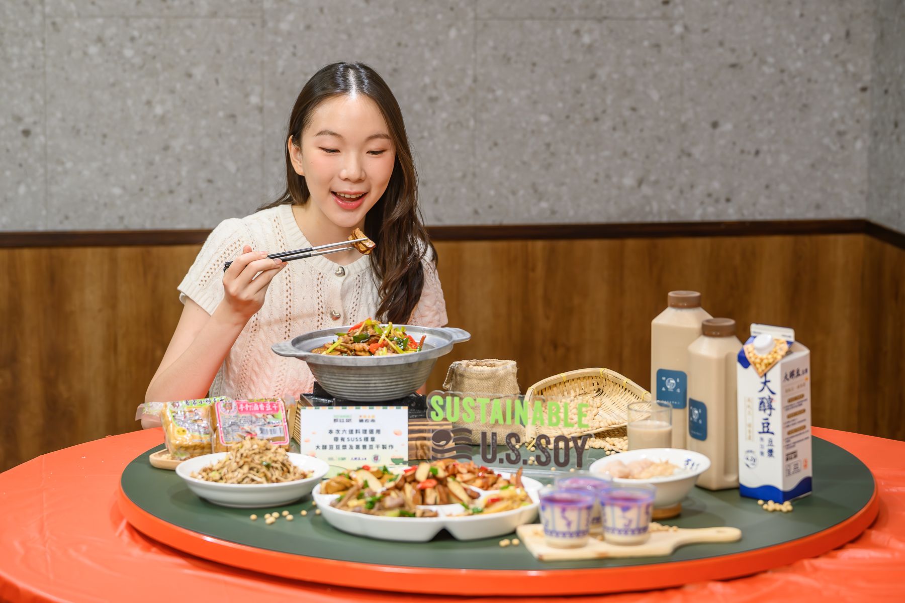 寧夏夜市六家攤商將推出使用獲得SUSS美國黃豆永續生產標章食材的限定料理，從豆漿紅茶到紅燒豆干絲，每一道都是為地球盡心的選擇。圖片來源：美國黃豆出口協會