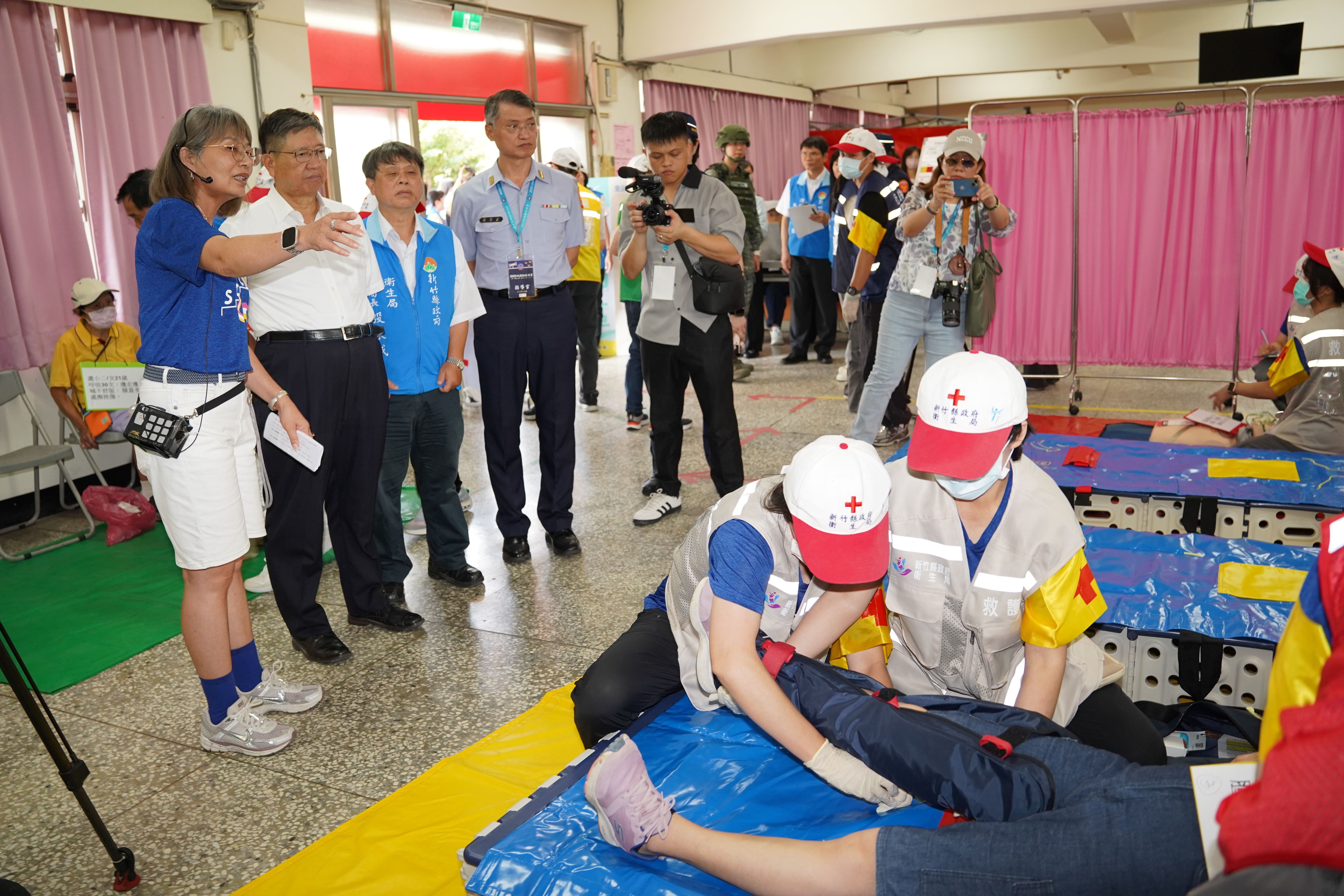 參演單位實施急救站傷患現場醫療處理及救濟站災民轉移收容等實作演練。（圖／新竹縣政府提供）