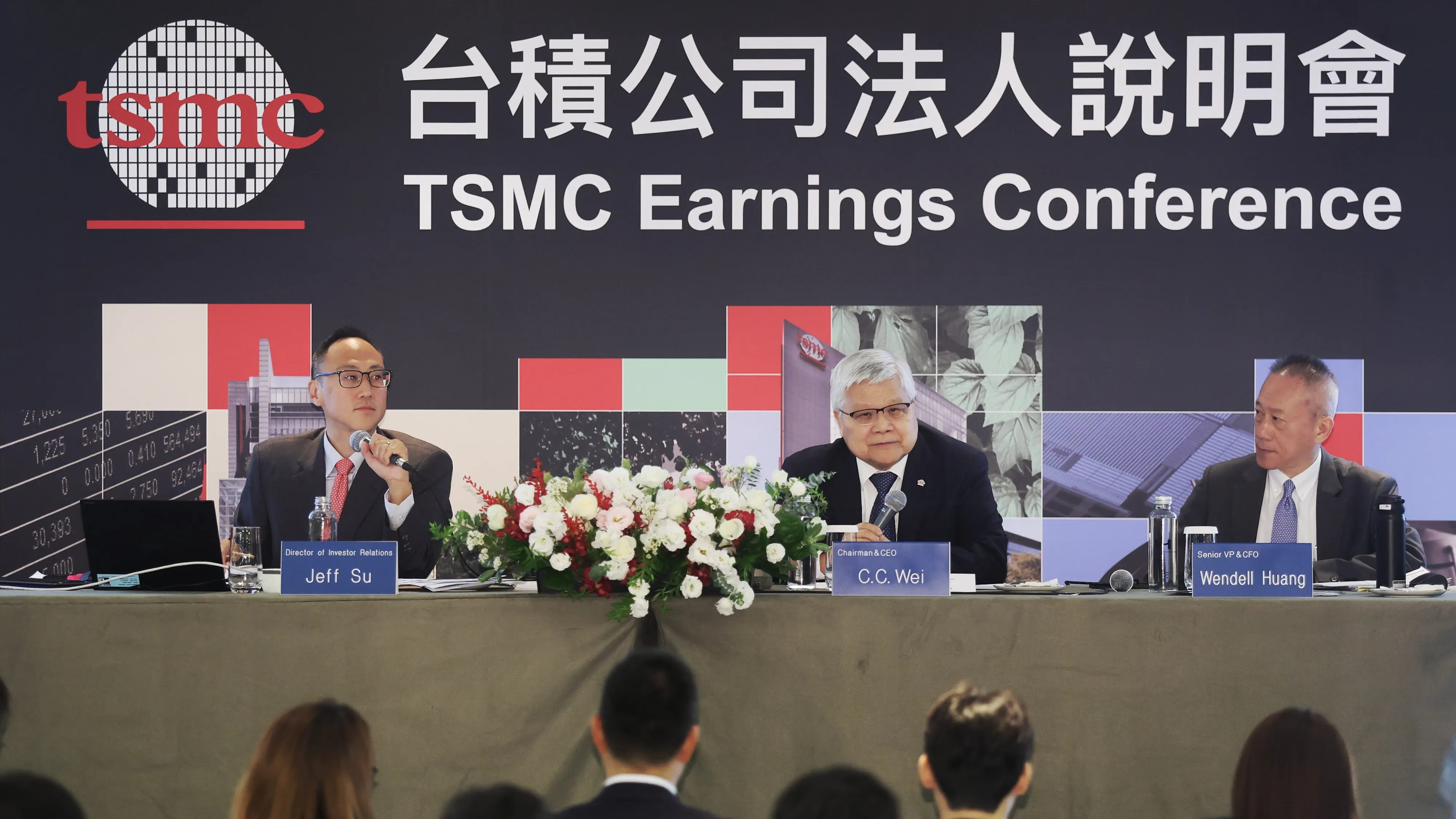 20250717-台積電17日法説会を開催、董事長魏哲家（中央）、財務長黄仁昭（右）、法人関係処処長蘇志凱（左）が出席。（柯承惠撮影）