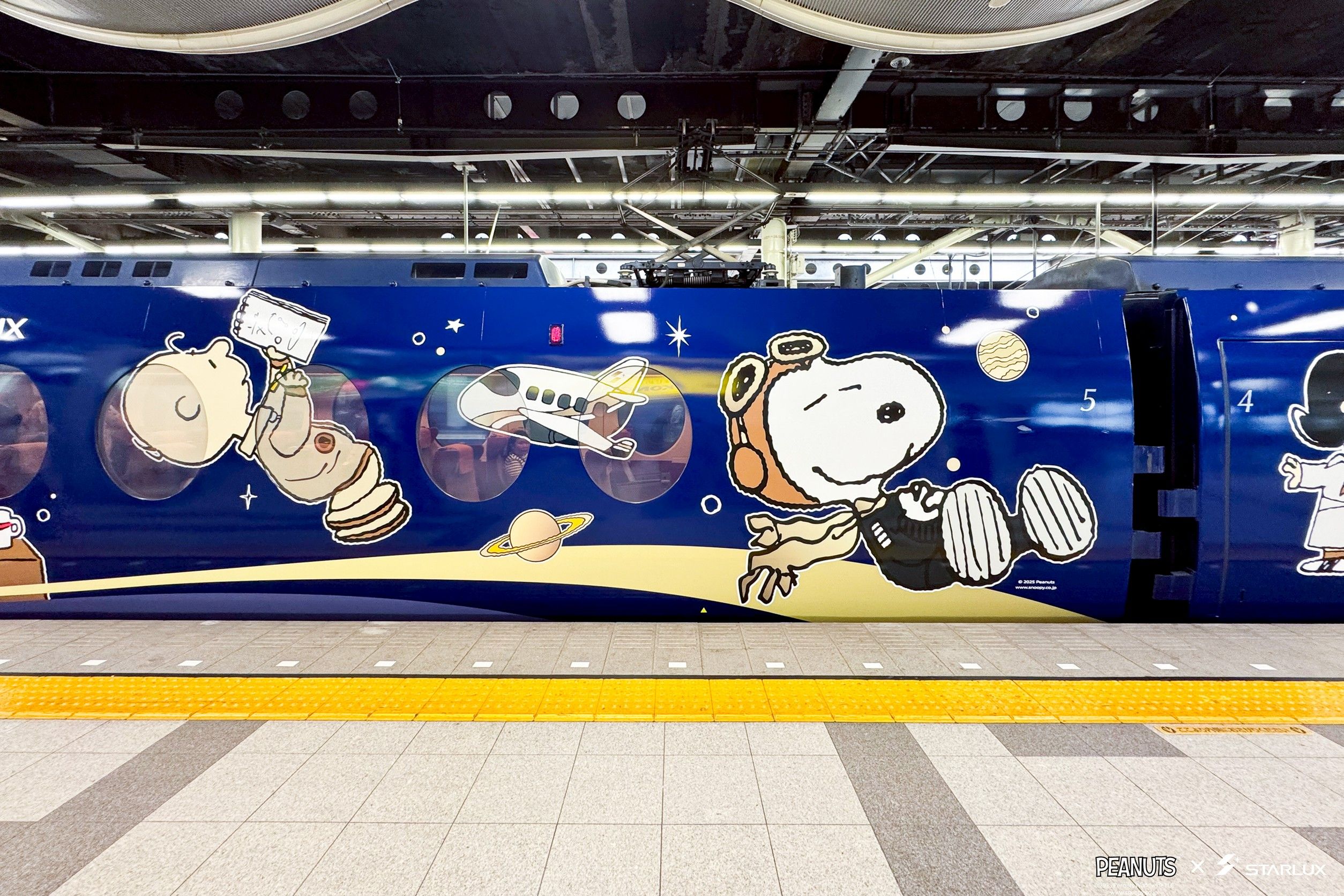 星宇航空與南海電鐵推出的星宇航空SNOOPY主題塗裝特急列車「Rapi:t」，該列車將一路合作至12月中旬。