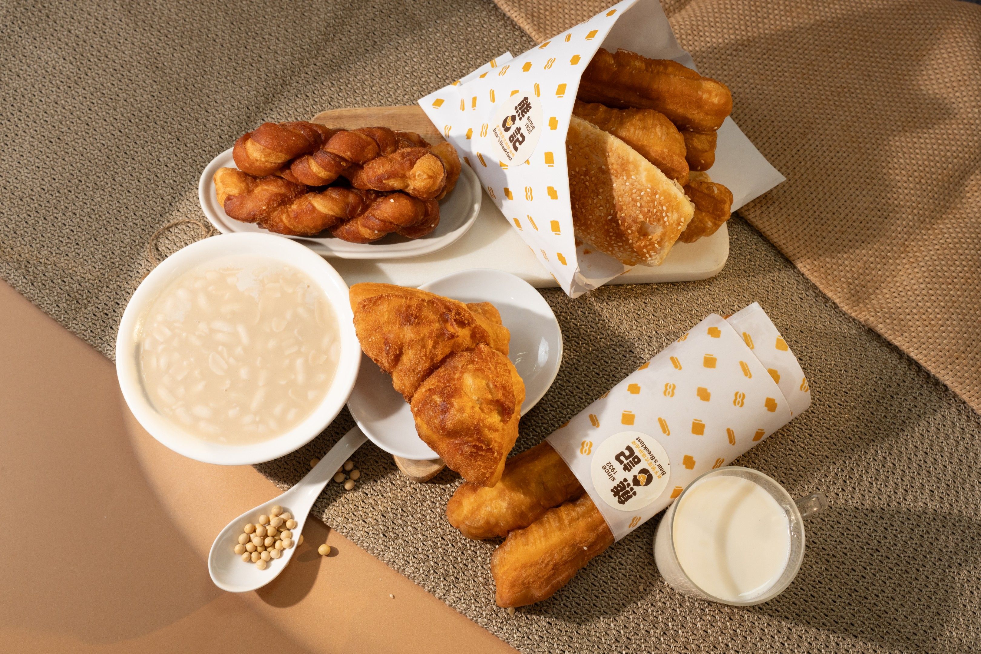 「熊記」從新設計的LOGO與包裝吸引年輕族群目光，翻轉老字號油條店既定印象。圖/新北市政府青年局提供