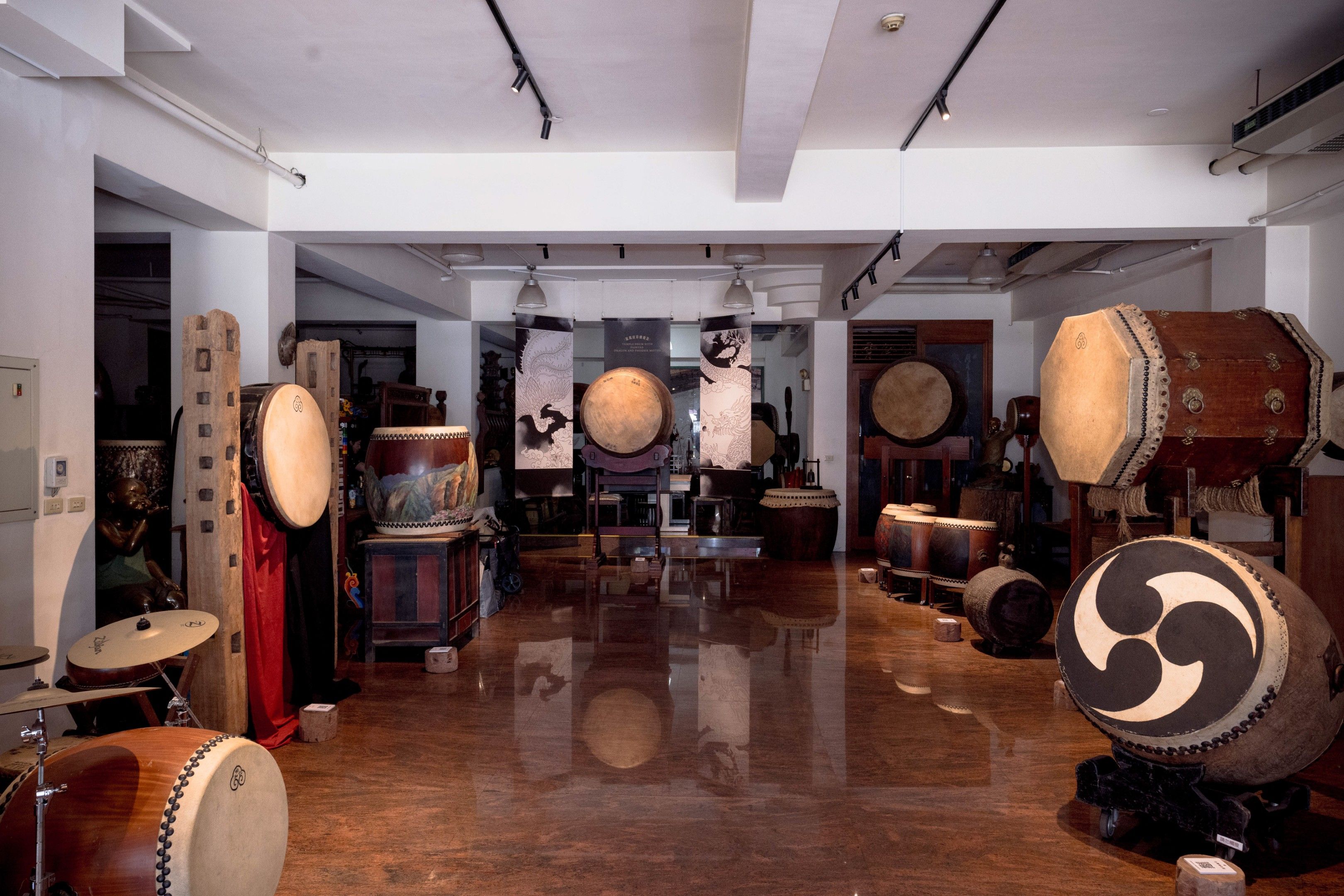 「鼓事館」內擺放10面藏鼓與其故事，充滿文化底蘊。圖/新北市政府青年局提供