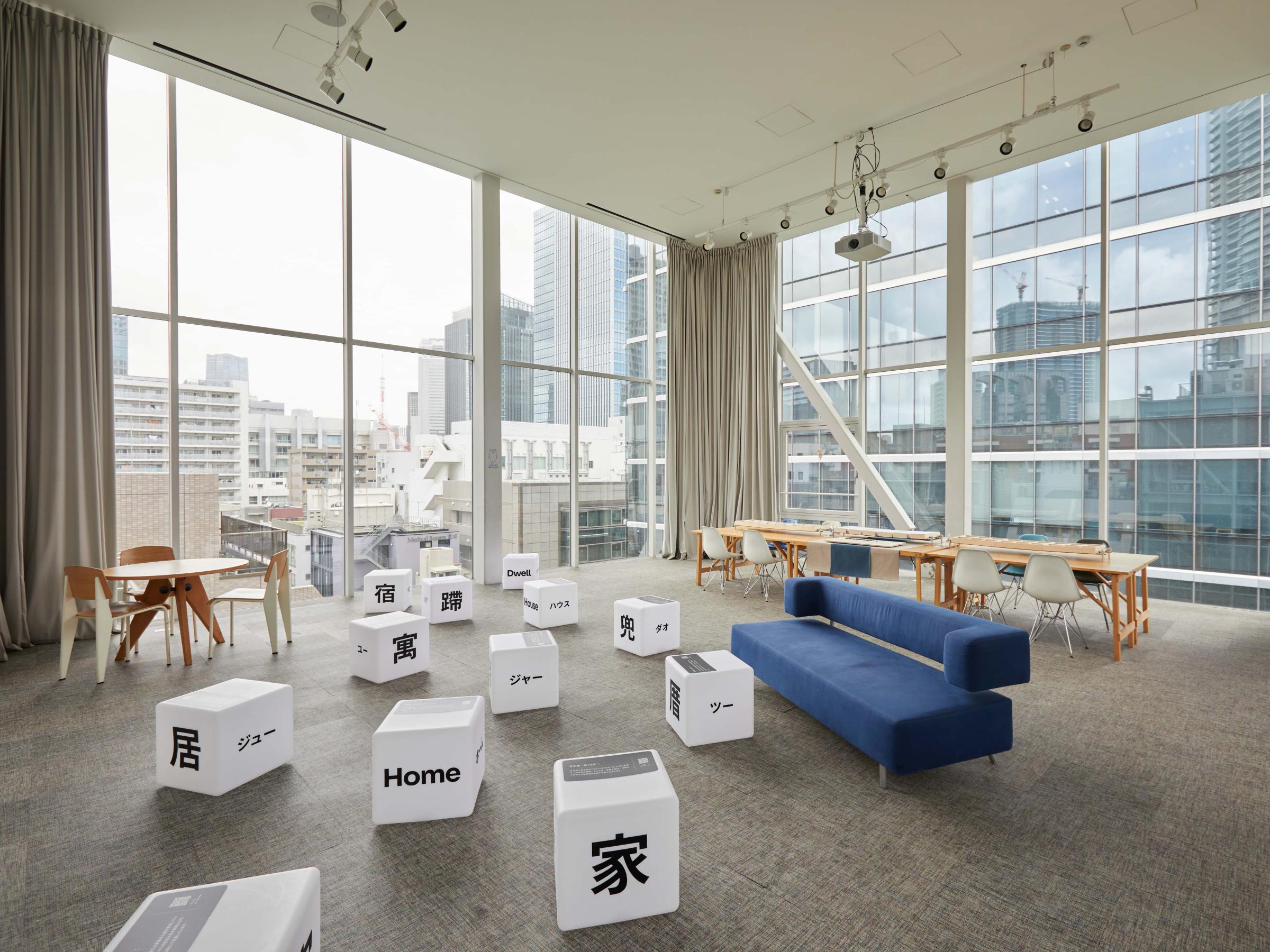 展覽沒有設定觀賞路徑，保留場內多數休憩座位，讓東京的觀眾隨心所欲融入展覽情境中。