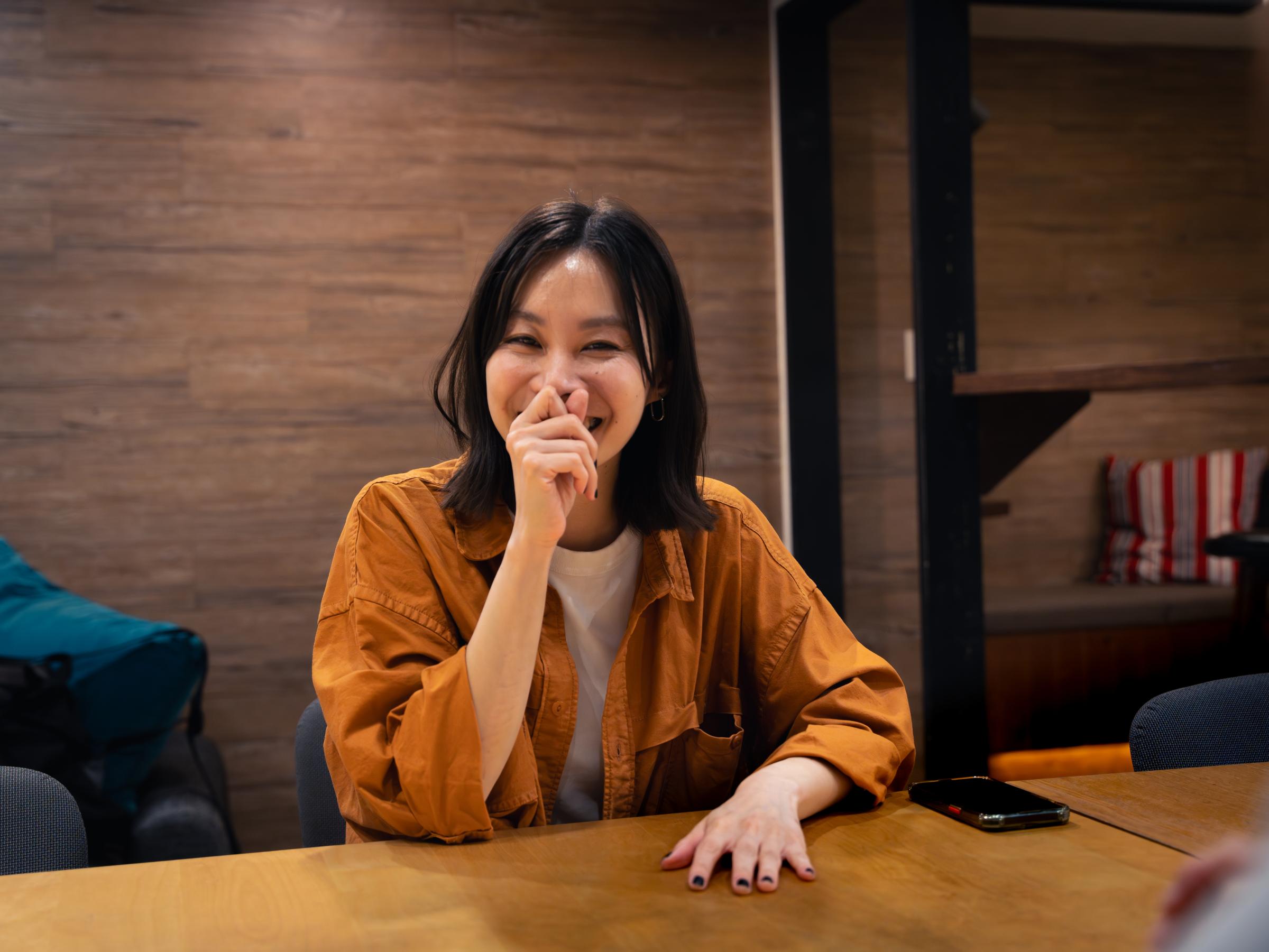 在鄭宜農的生命中，時常出現「語言無法完整承載情緒」的經驗。（圖／李予樂攝）