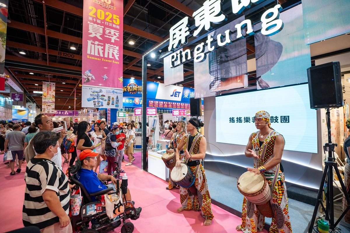 屏東館邀請恆春在地深耕搖搖樂非洲鼓樂團將傳統排灣族舞蹈，結合充滿節奏感的歡樂鼓樂為展覽隆重揭開序幕。