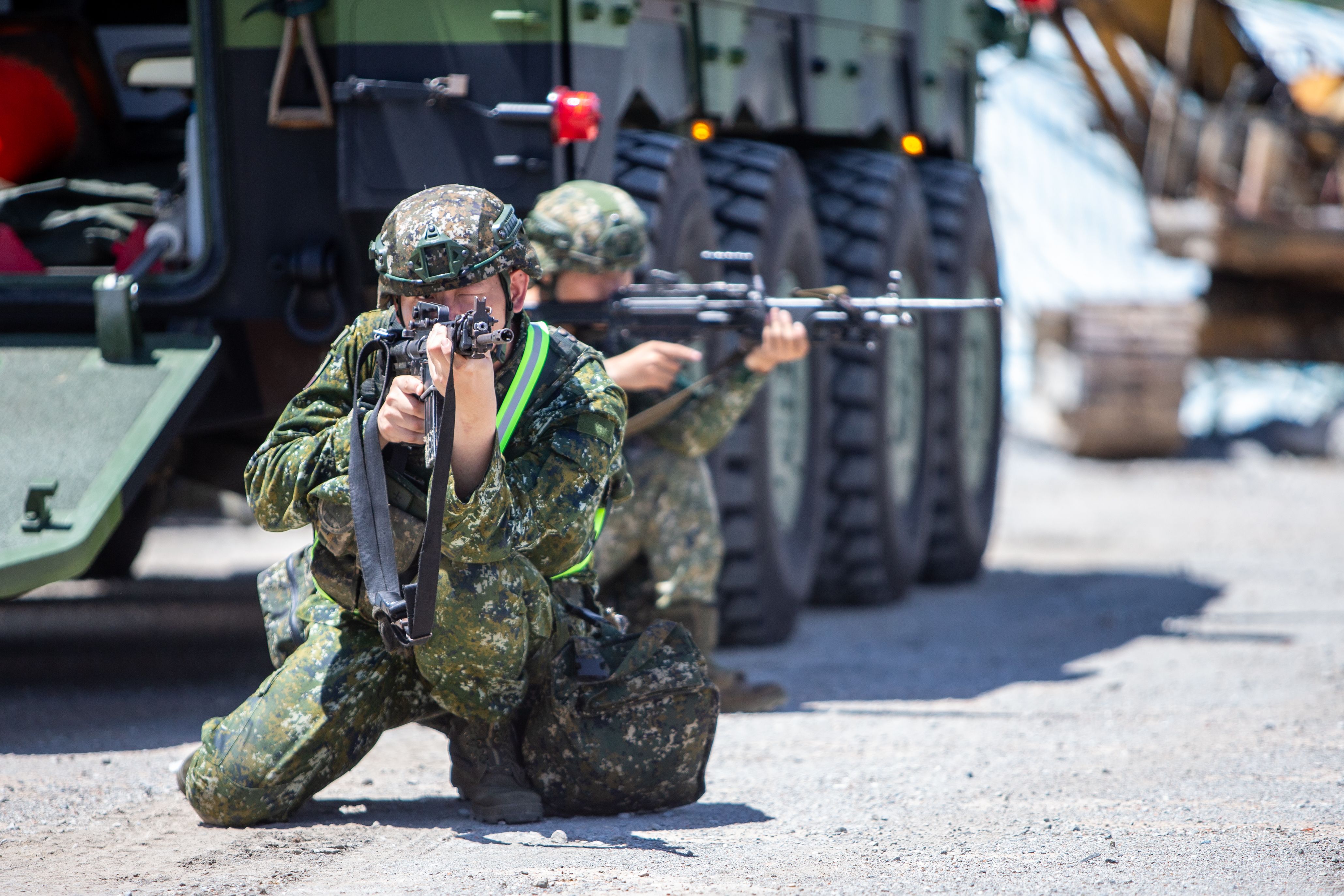 20250718-第三作戦区部隊18日に新北地区で縦深防御作戦逐次抵抗演練。（第三作戦区提供）