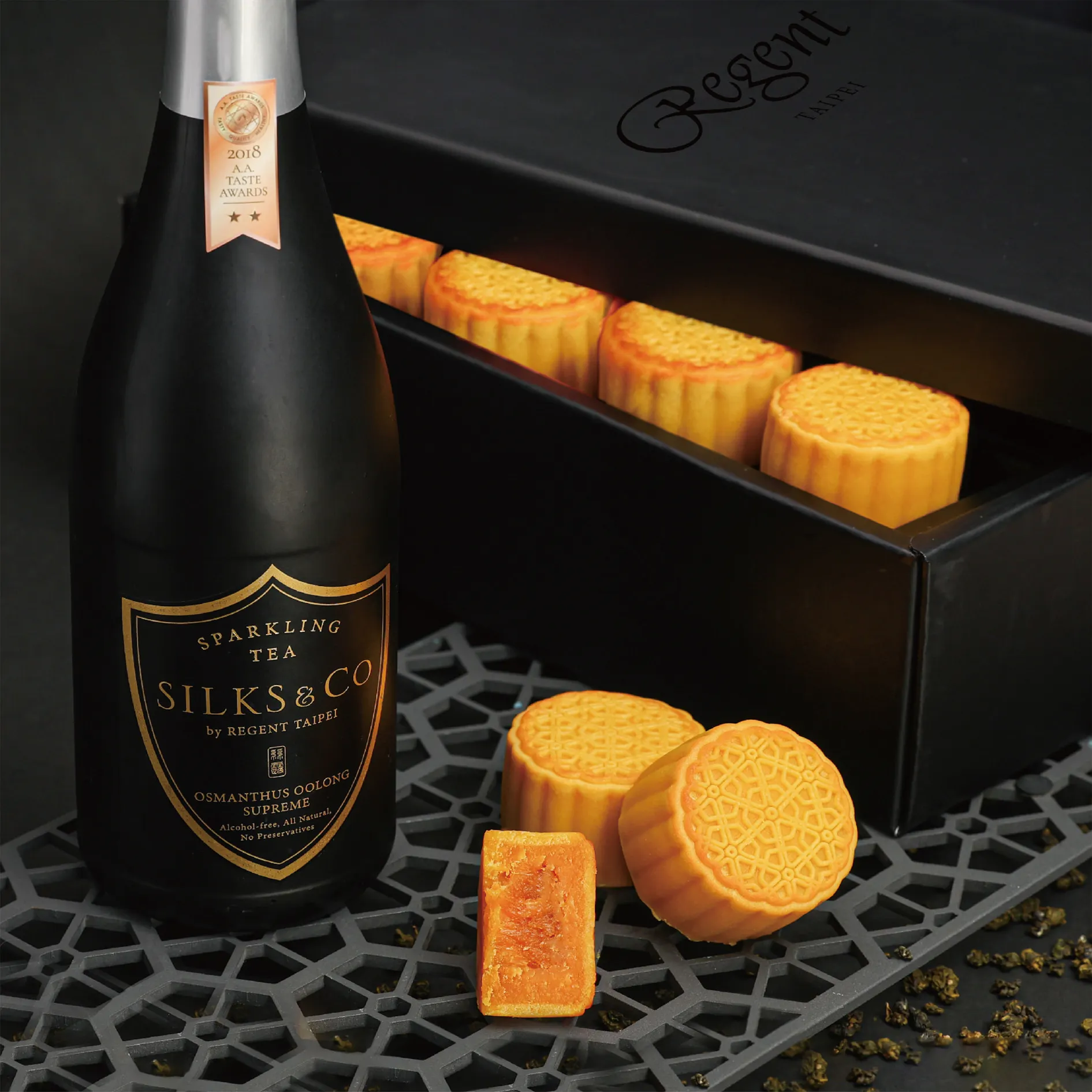 搭上中秋送禮風潮，晶華餐飲團隊也以榮獲媒體評比優勝的鳳梨澄沙奶黃，搭配帶有香檳口感與桂花香氣的凍頂香檳烏龍，組成《桂月》桂花凍頂香檳烏龍與鳳梨澄沙奶黃禮盒，每組1,980元。(圖/台北晶華提供)