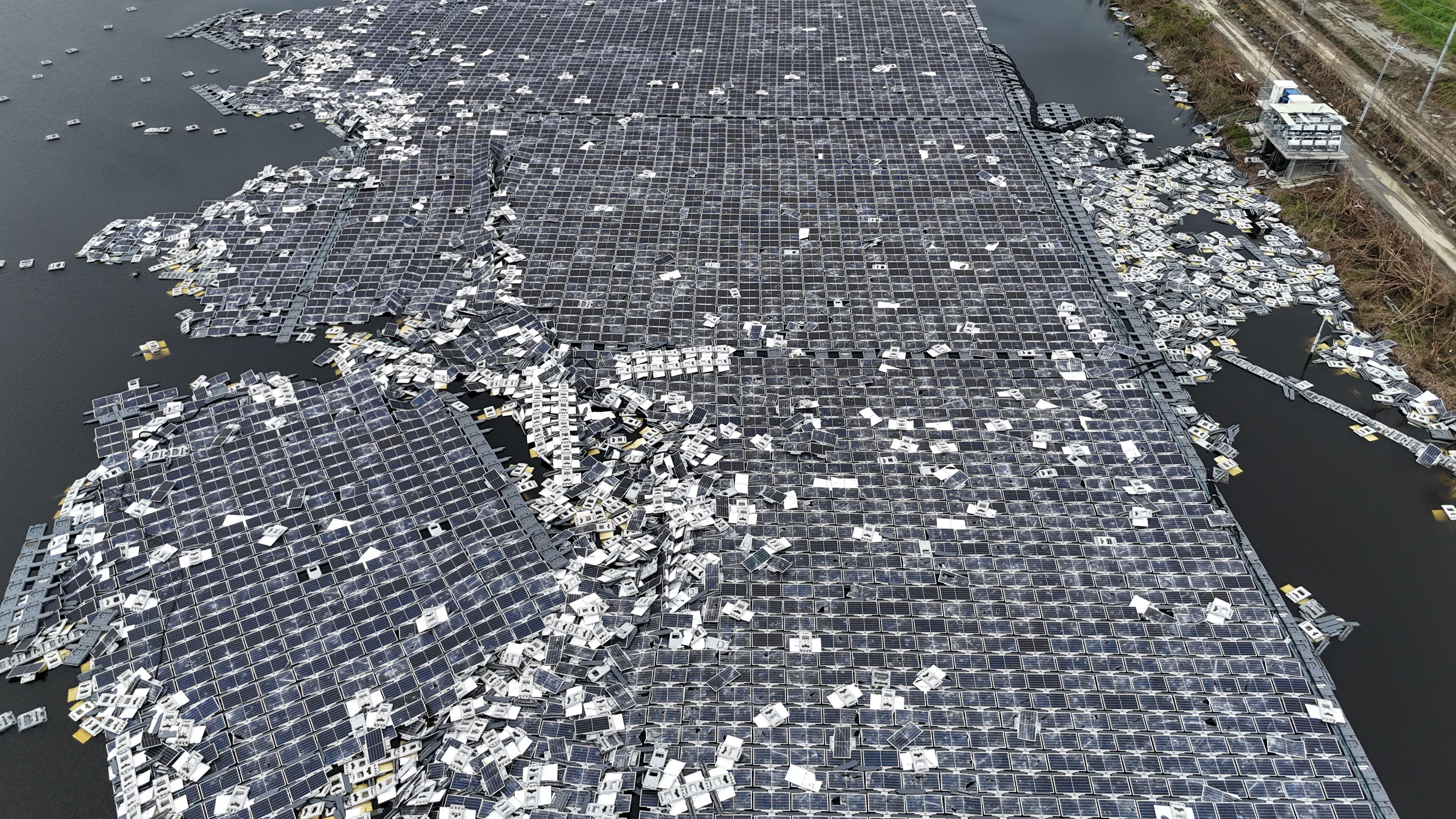 颱風毀壞嘉義布袋新塭光電板（呂紹煒攝）