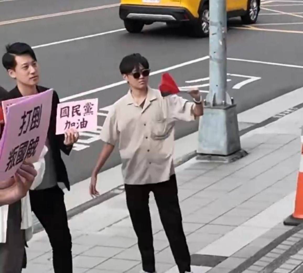 國民黨副發言人鄧凱勛（穿黑西裝外套者），率青年軍嗆聲曹興誠不要污辱職棒選手。（國民黨提供）