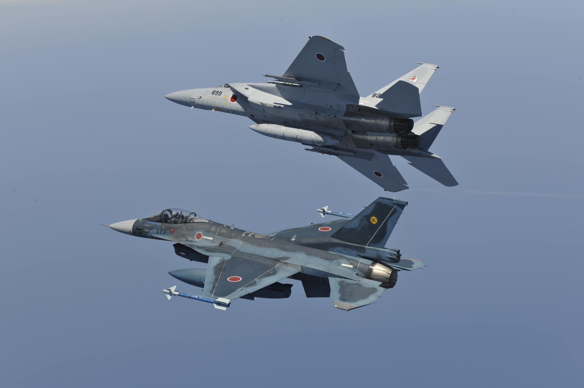 日本自衛隊F-15戰機（上）與F-2戰機一起執行訓練。（翻攝自航空自衛隊）