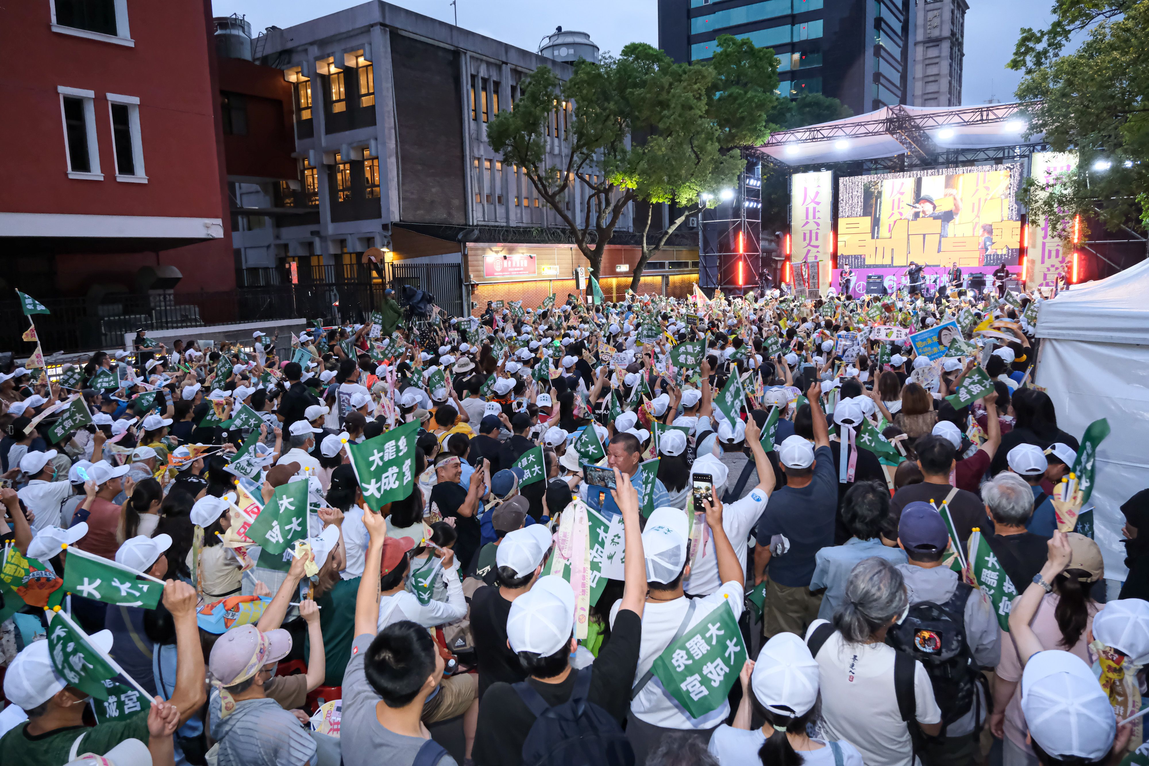 20250719-反共護台志工聯盟19日於立法院外舉行「重返青島護國保台晚會」。（劉偉宏攝）