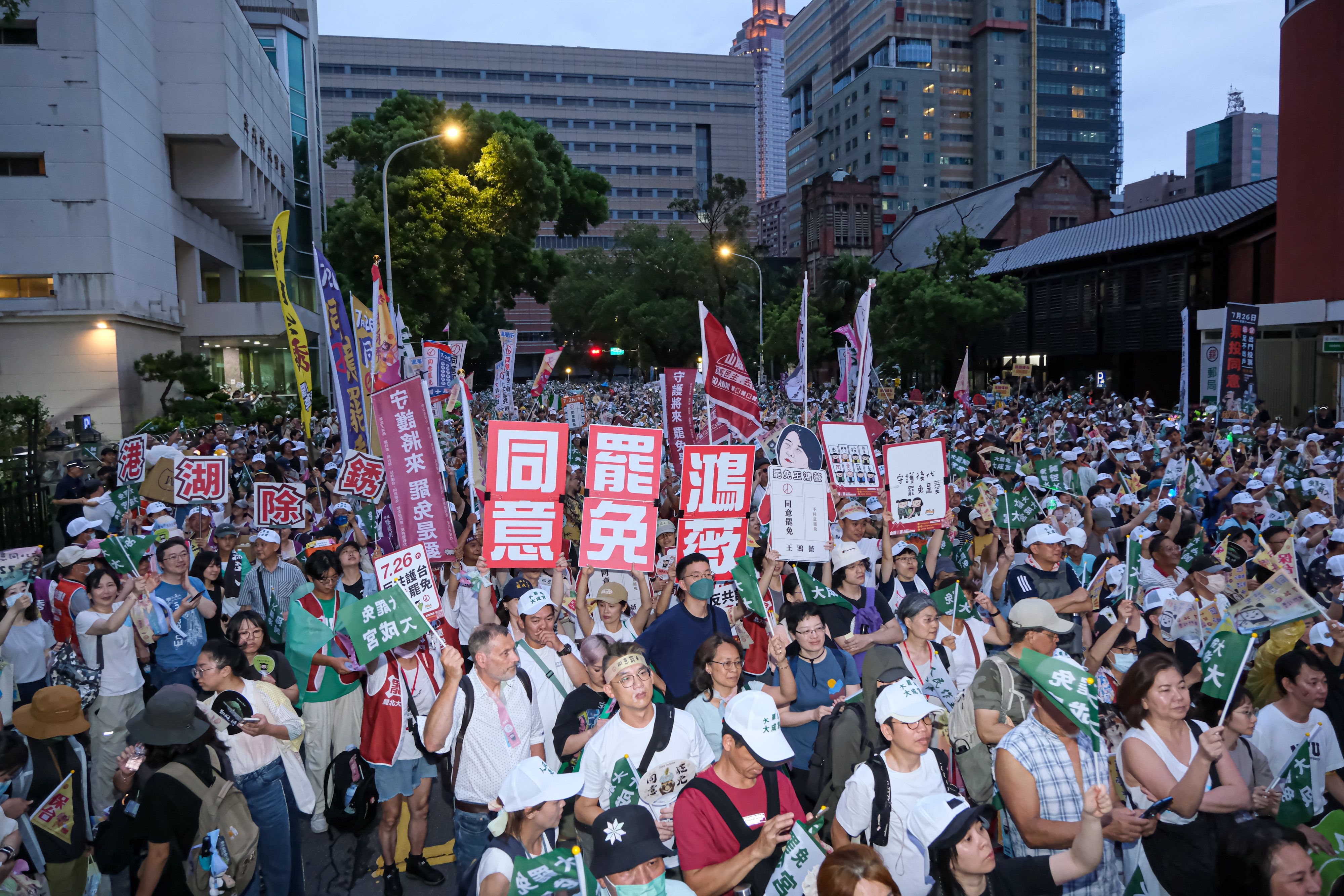 20250719-反共護台志工聯盟19日於立法院外舉行「重返青島護國保台晚會」。（劉偉宏攝）