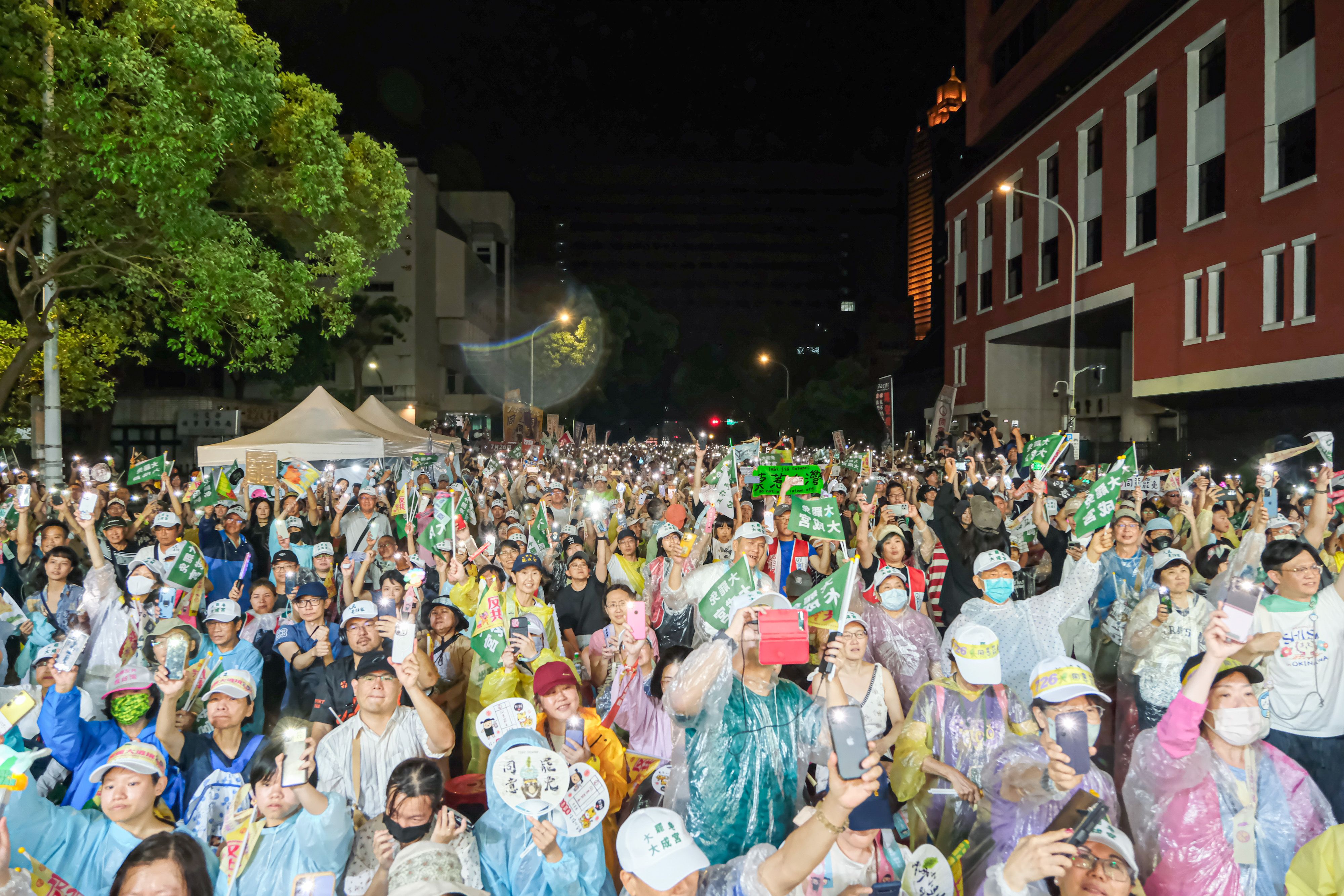 20250719-反共護台志工聯盟19日於立法院外舉行「重返青島護國保台晚會」。（劉偉宏攝）