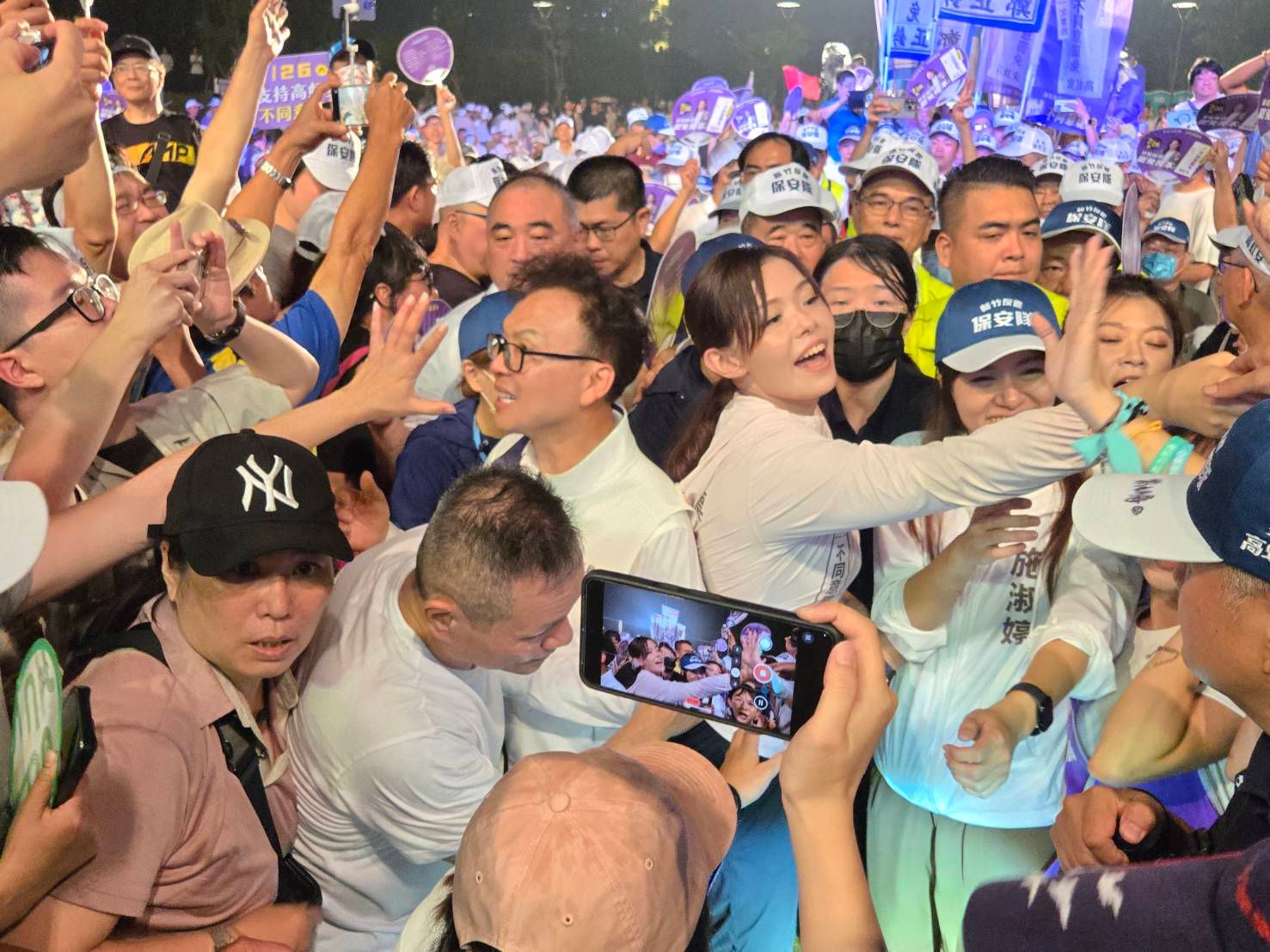 新竹市長高虹安與立委鄭正鈐在現場6、7千位新竹市民簇擁下，從人群中登上守護民主之夜舞台。（圖／方詠騰攝）