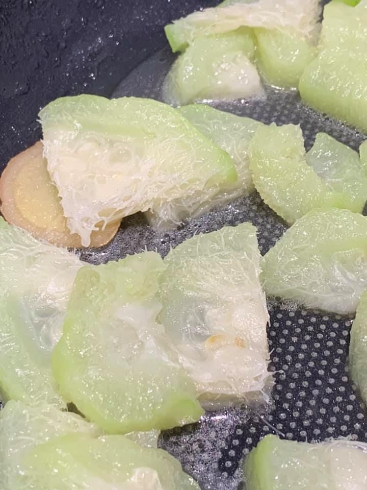 一名網友將絲瓜買回家3-4天發現纖維變多，不曉得能不能吃。（圖／翻攝自家常菜）