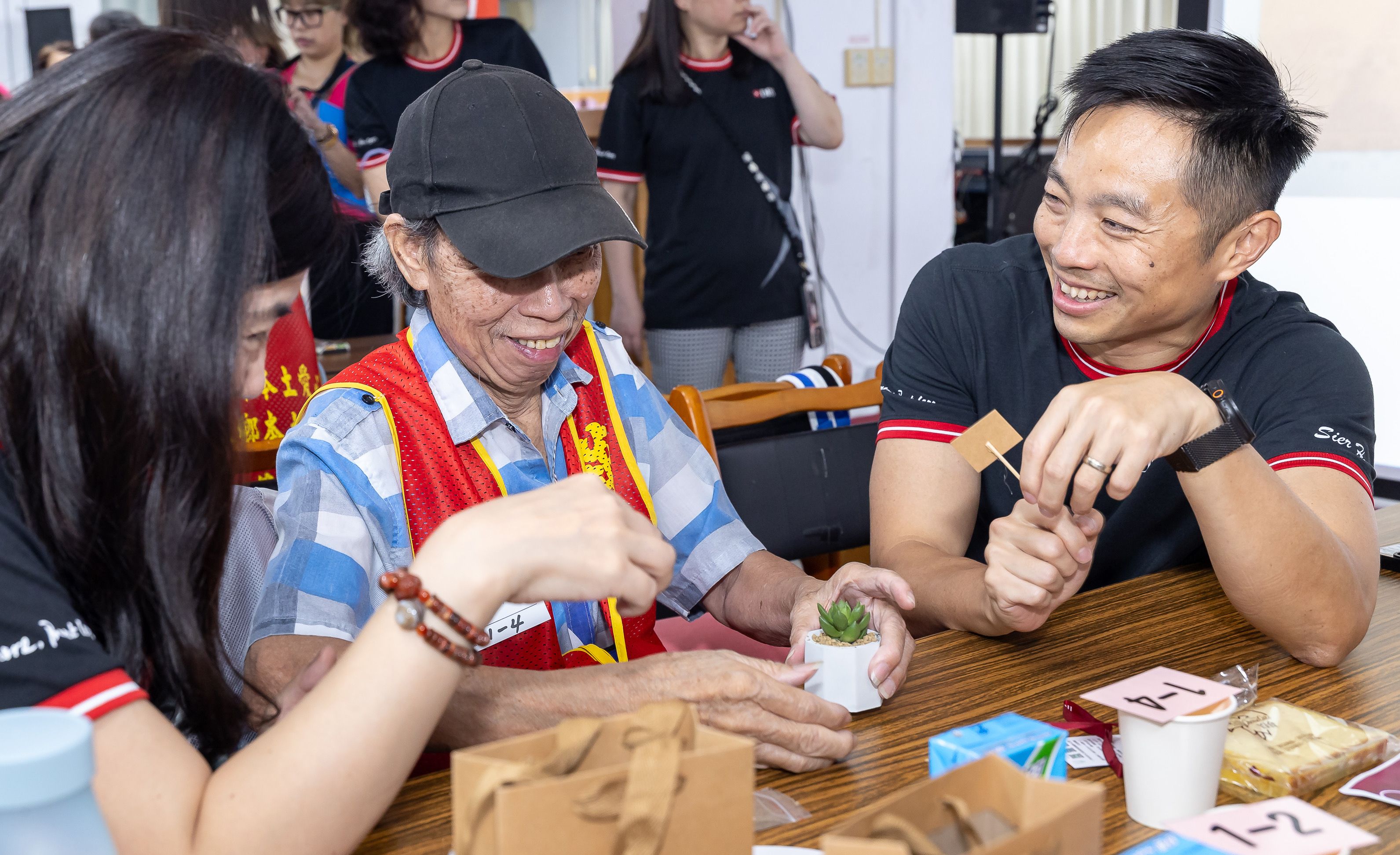 星展銀行（台灣）總經理黃思翰於「讓愛不漏接：銀髮防詐慶生公益日」透過植栽手作陪伴關懷高齡長輩