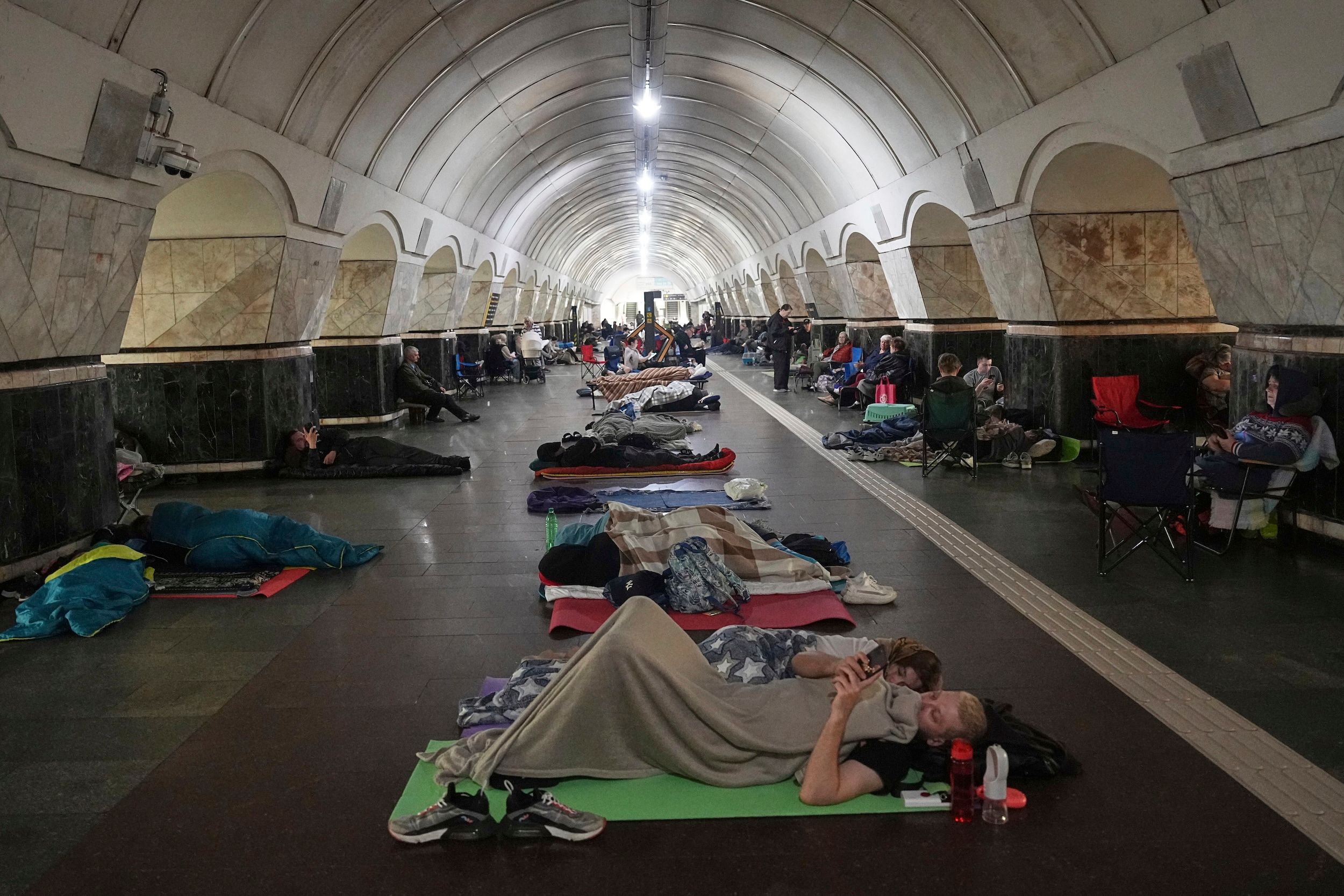 2025年7月10日，基輔市民が隠れる防空壕としての地下鉄駅で、ロシアの空襲を避ける。（美聯社）
