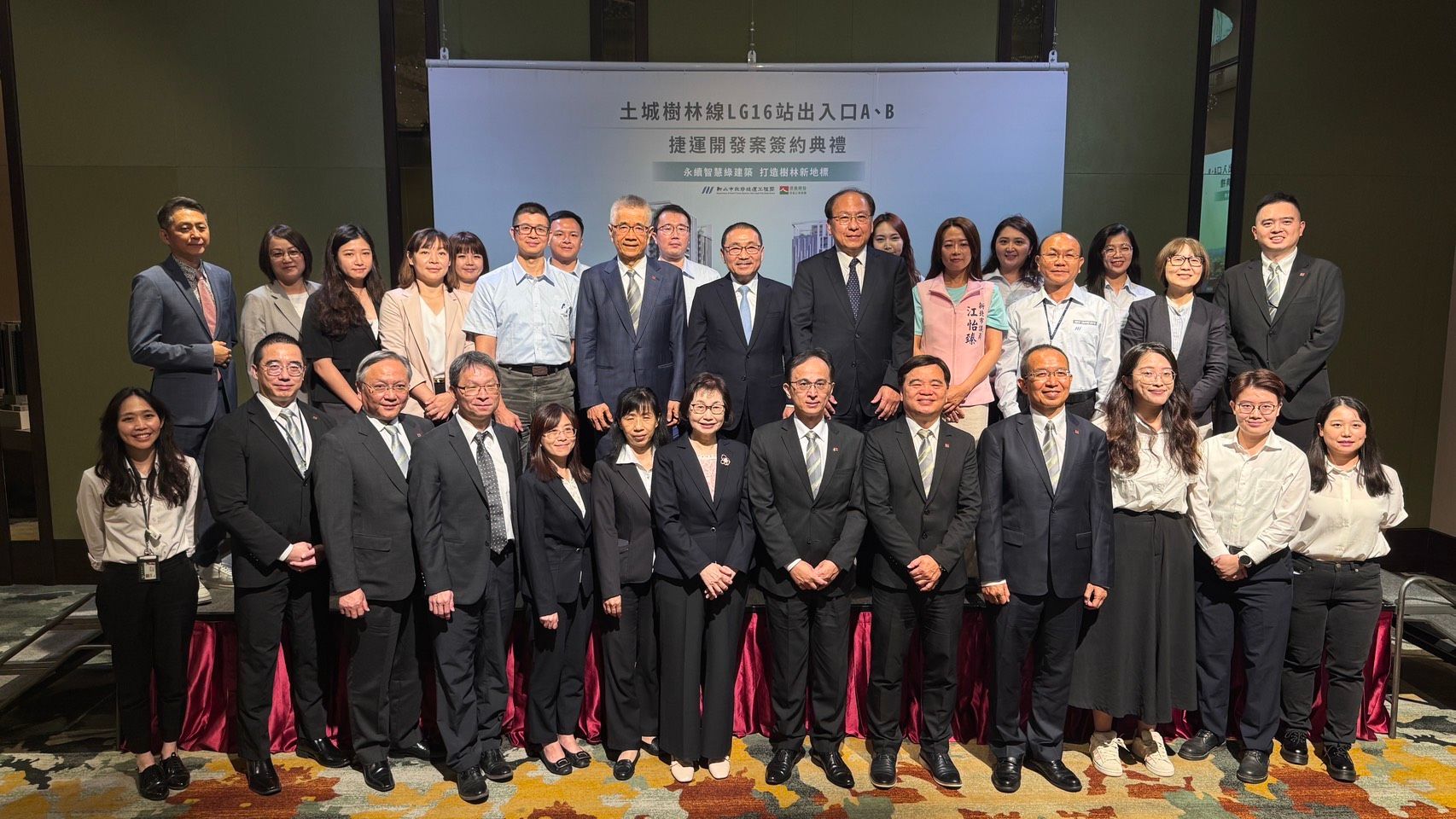 新北捷運與信義團隊大合影。（圖/新北市政府捷運工程局）