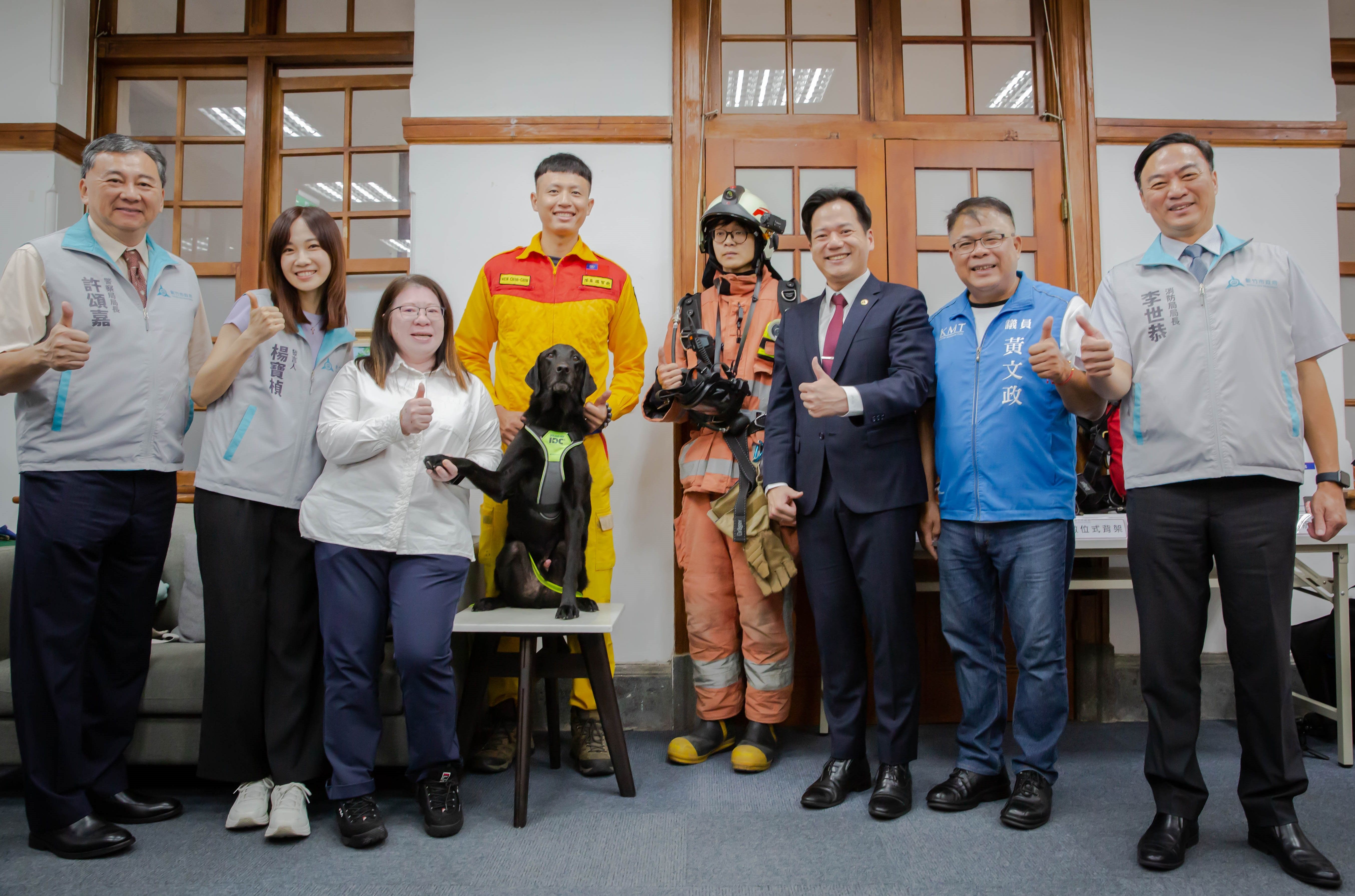 市府記者會邀請市議員黃文政、徐美惠出席，消防局搜救犬Clay也出席亮相。（圖／新竹市政府提供）